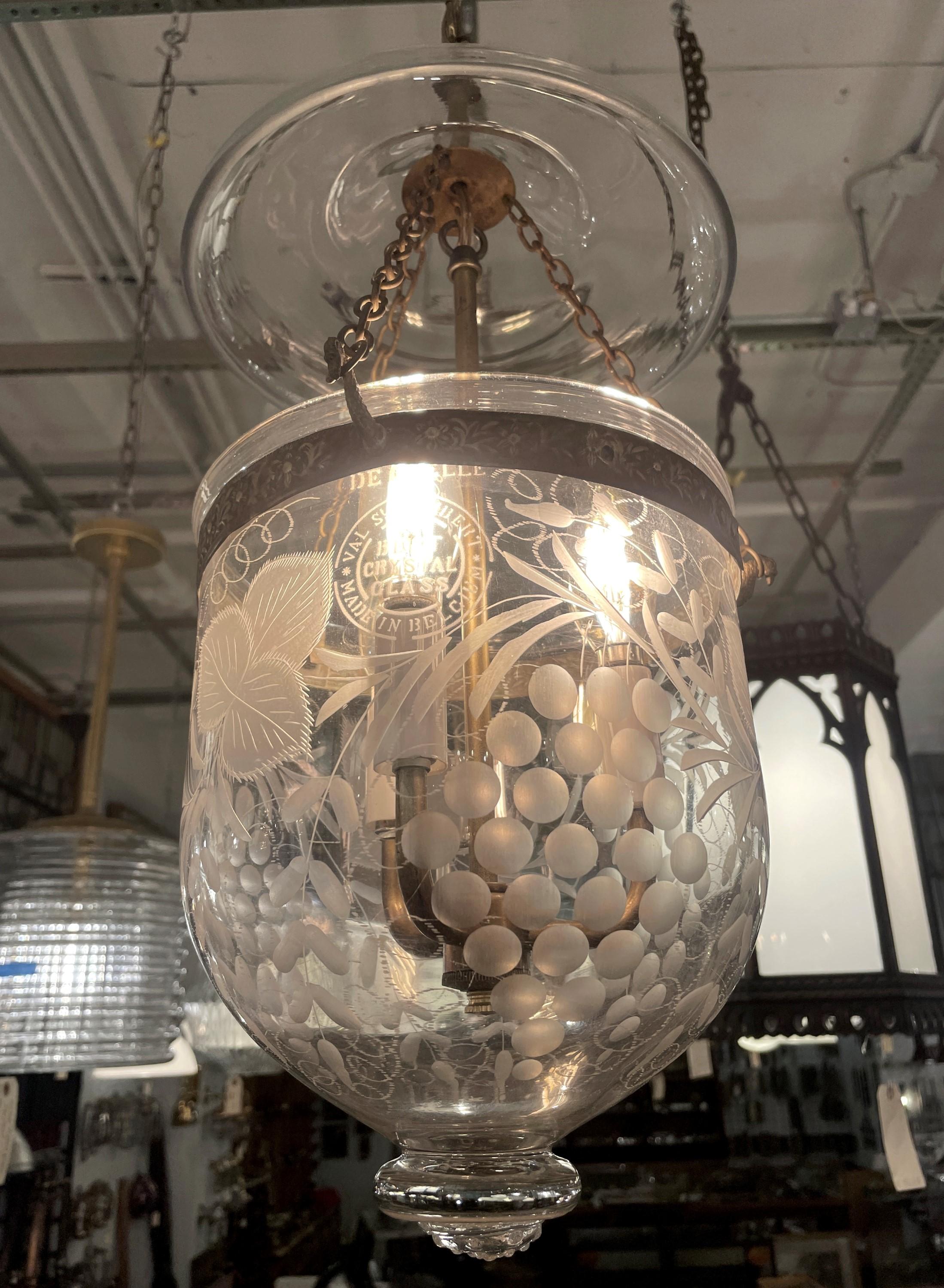 Belgisches geätztes Glasglockenglas mit Deckelleuchte von St. Lambert (20. Jahrhundert) im Angebot