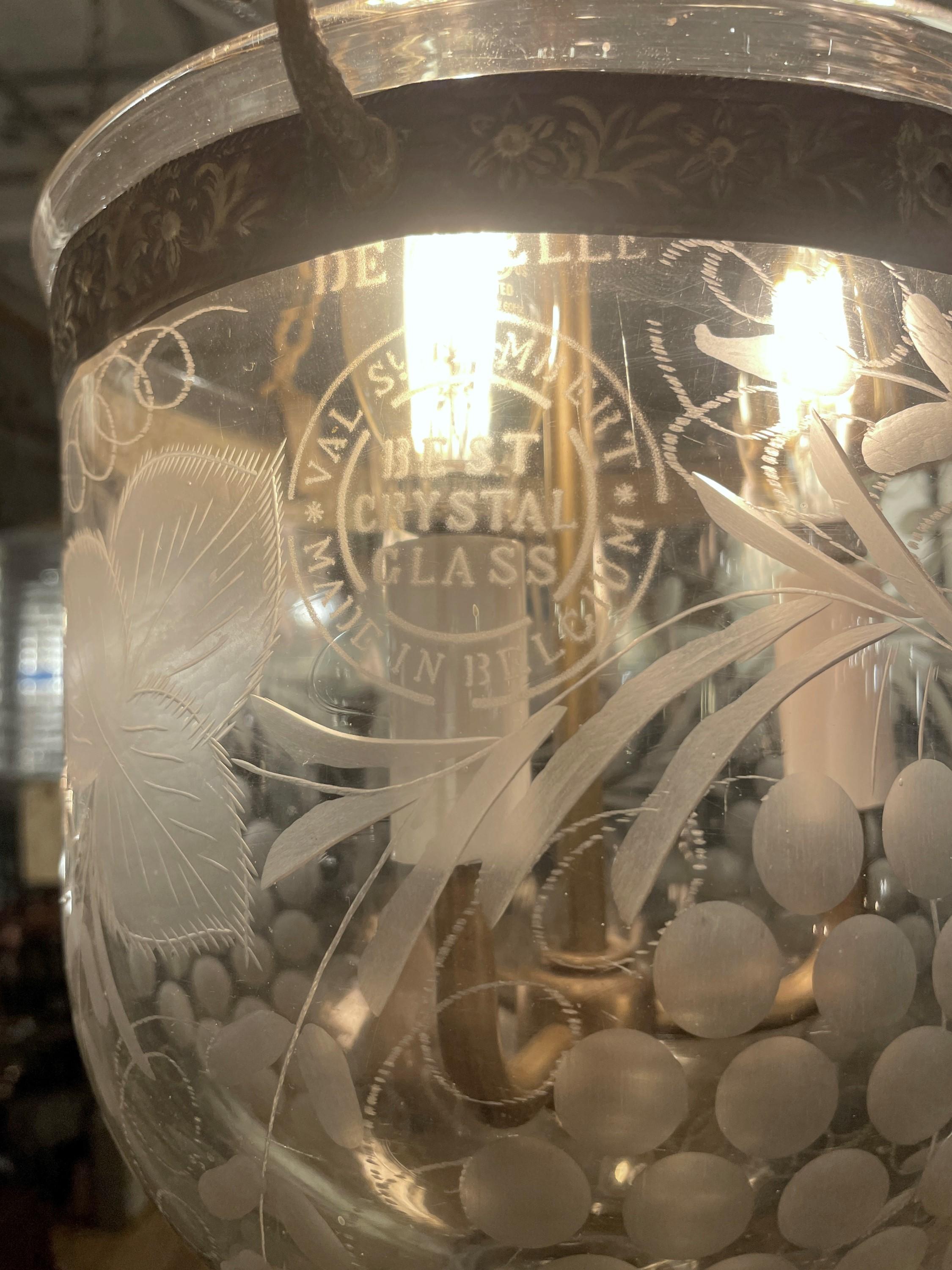 Belgisches geätztes Glasglockenglas mit Deckelleuchte von St. Lambert (Messing) im Angebot