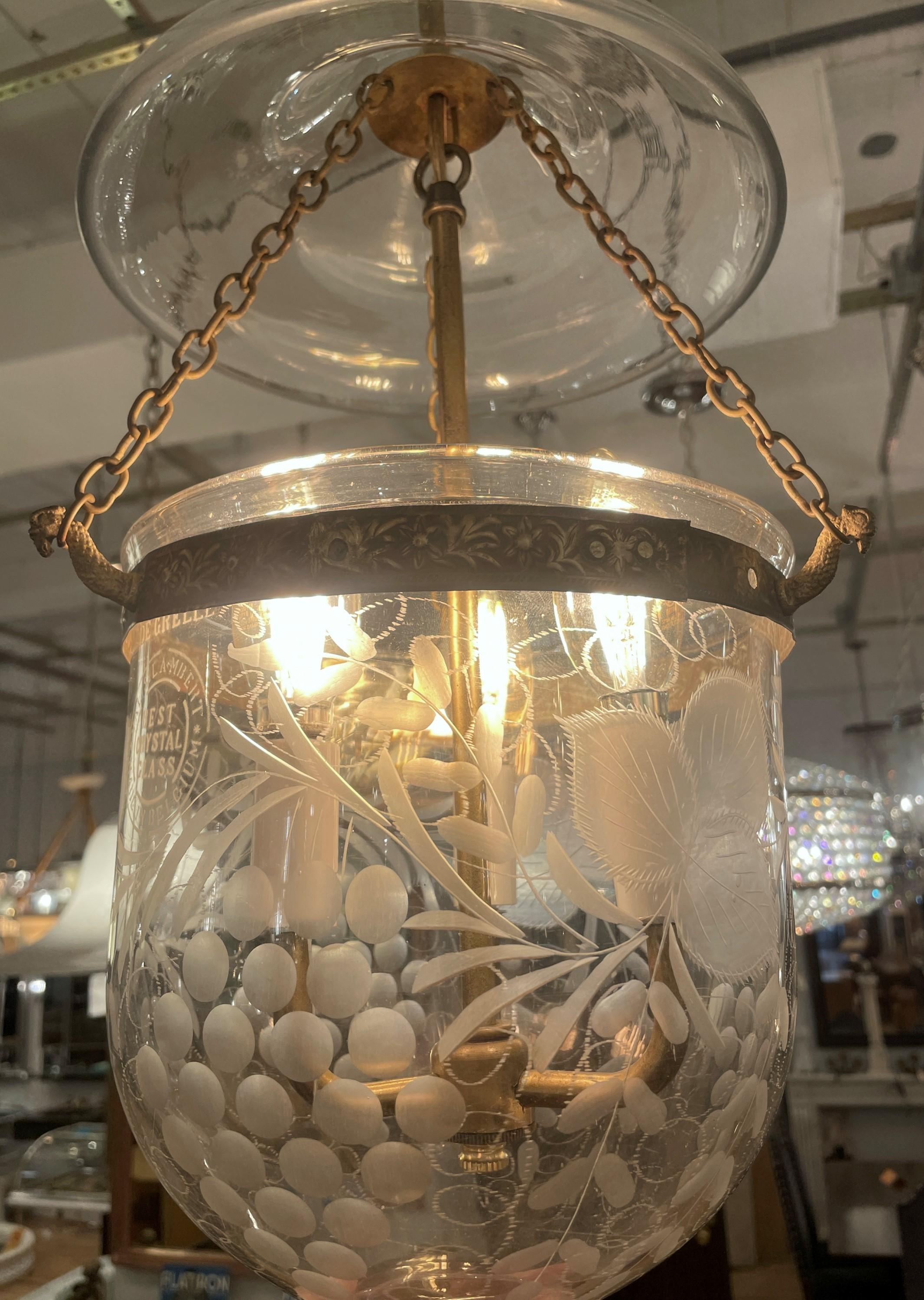 Belgisches geätztes Glasglockenglas mit Deckelleuchte von St. Lambert im Angebot 1