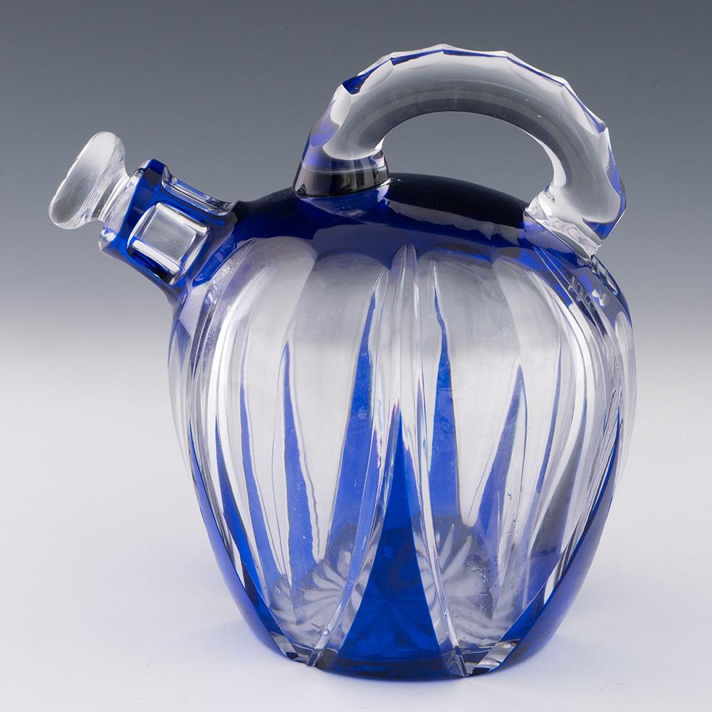 Intitulé : Carafe à décanter Art déco en verre St Louis avec huit verres
Origine : Belgique
Caractéristiques du bol : Chaque pièce est recouverte d'une couche de bleu d'encre sur un verre transparent taillé. Bases découpées en étoile. Carafe