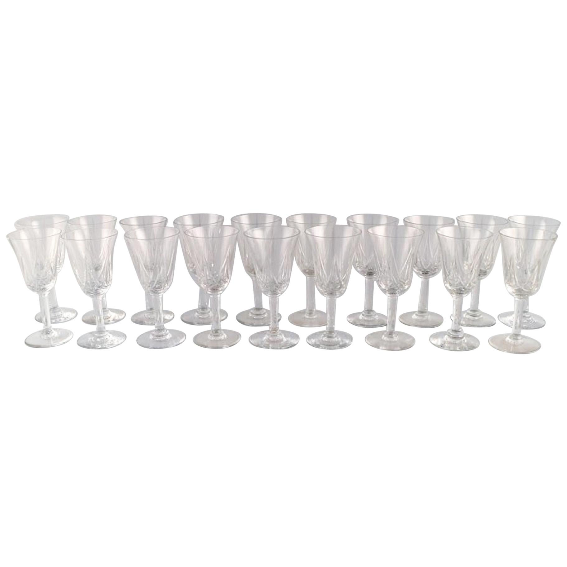 Verres de St. Louis, Belgique, 19 verres en cristal soufflé à la bouche, années 1930-1940