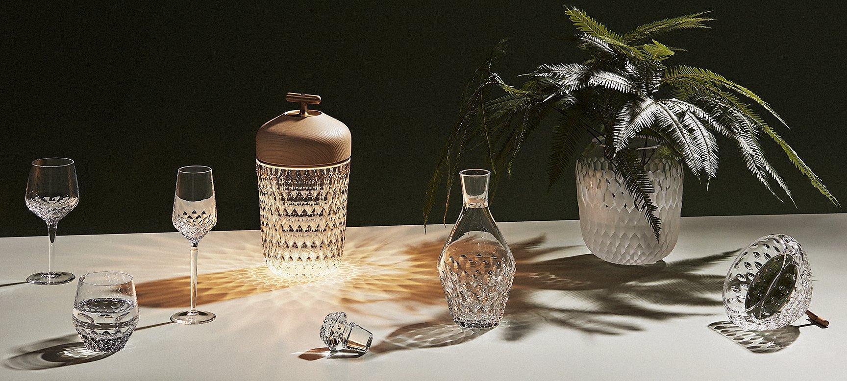 As a table or desk lamp, on a terrace or a boat, the contemporary design of the Folia portable lamp complements all decorative styles. The staggered bevel-cut crystal creates a surprising geometric pattern multiplied by the light, reflecting an