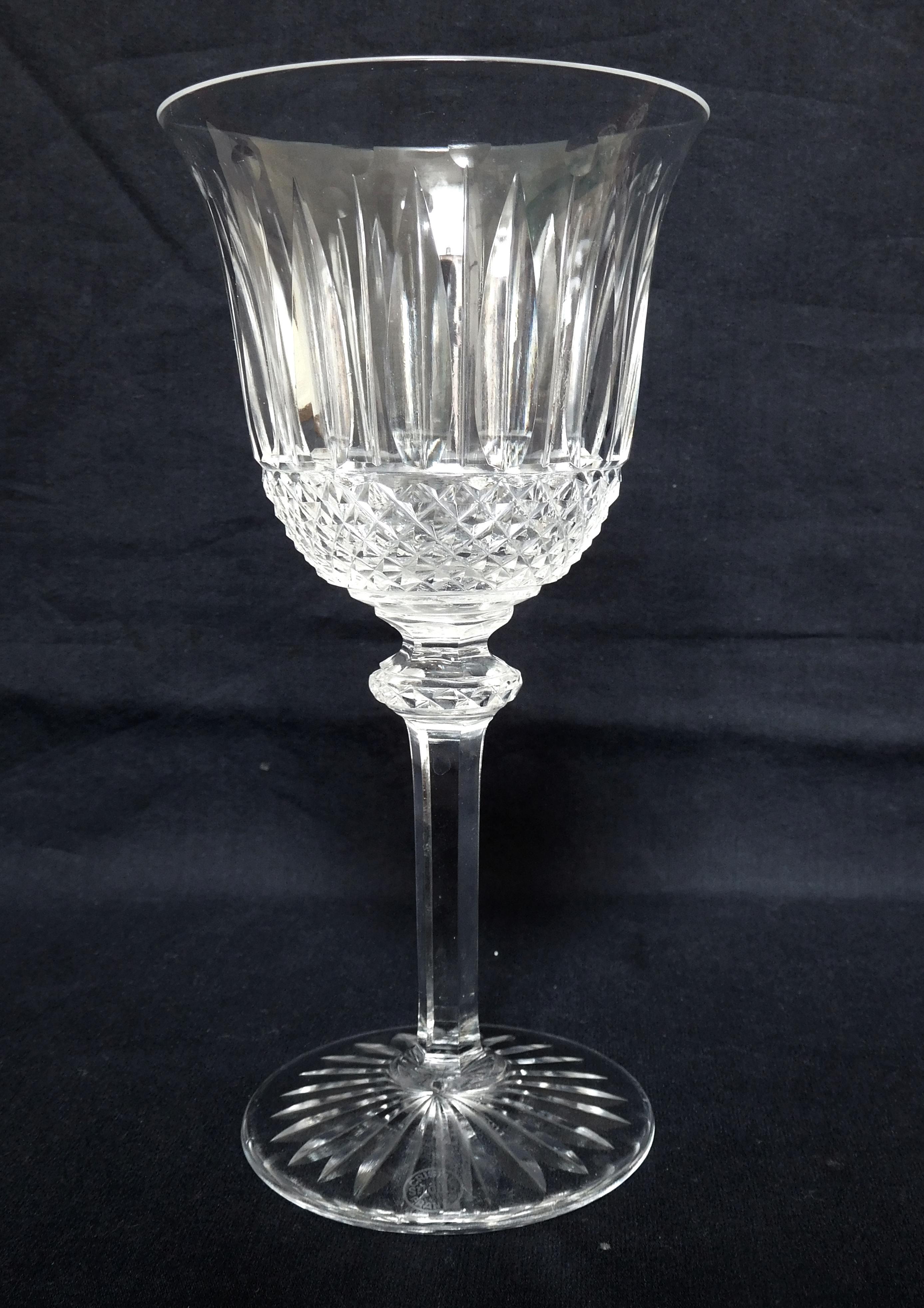 Très bel ensemble de verres en cristal de Saint Louis composé de :
- un verre à eau (hauteur 18,1cm / 7