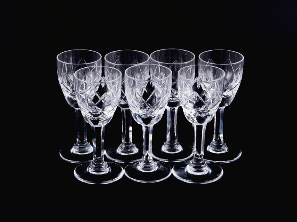 St. Louis, France, set of seven schnapps glasses in crystal glass.
Faceted stem.
1930/40s.
Perfect condition.
Dimensions: H 9.0 x D 3.5 cm.