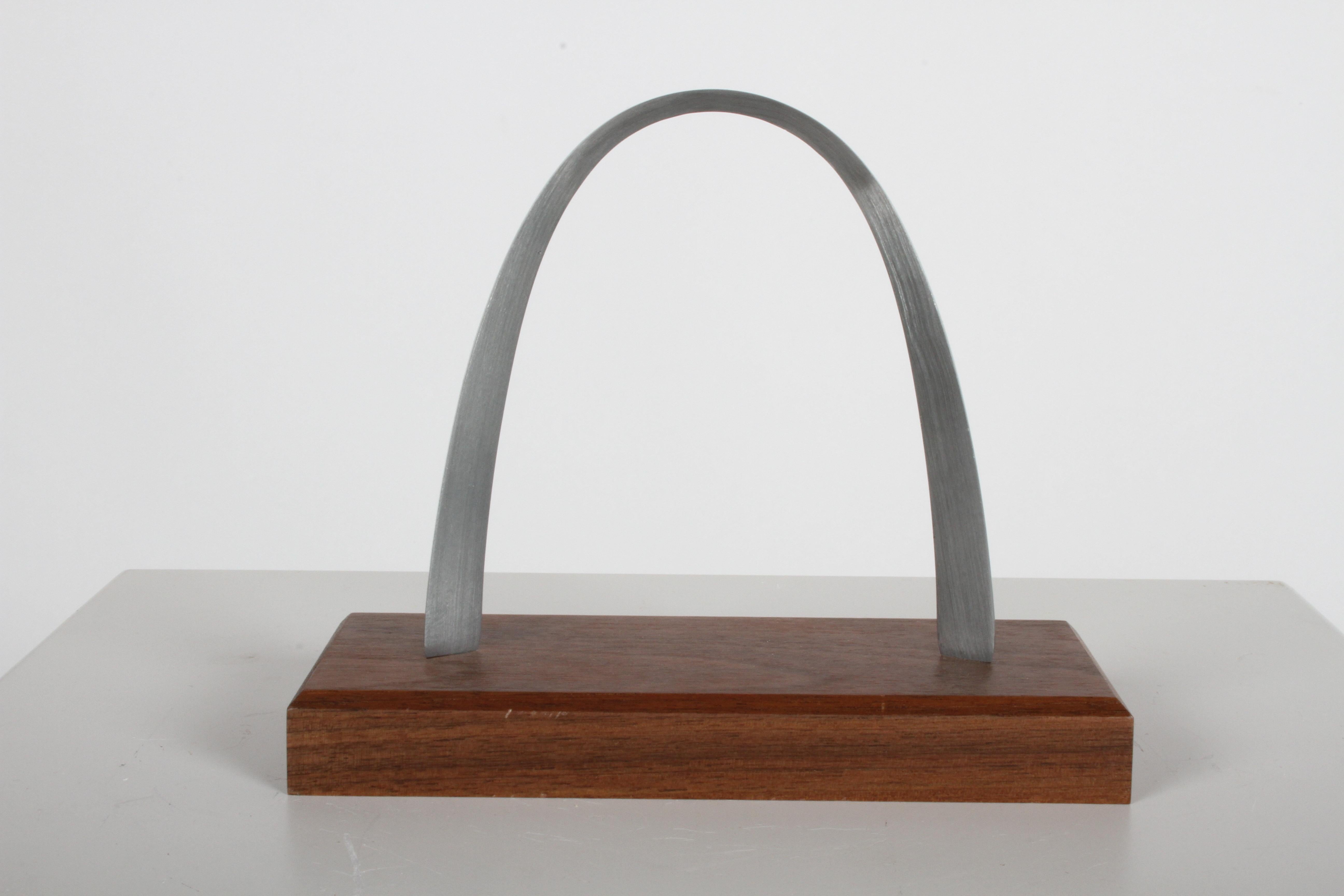 Modèle miniature ou sculpture de l'arche de St. Louis en acier inoxydable sur socle en noyer. Ces modèles s'inspirent de l'arche Gateway de St. Louis, conçue par Eero Saarinen et achevée en 1965.

Le Gateway Arch est un monument de 630 pieds situé à