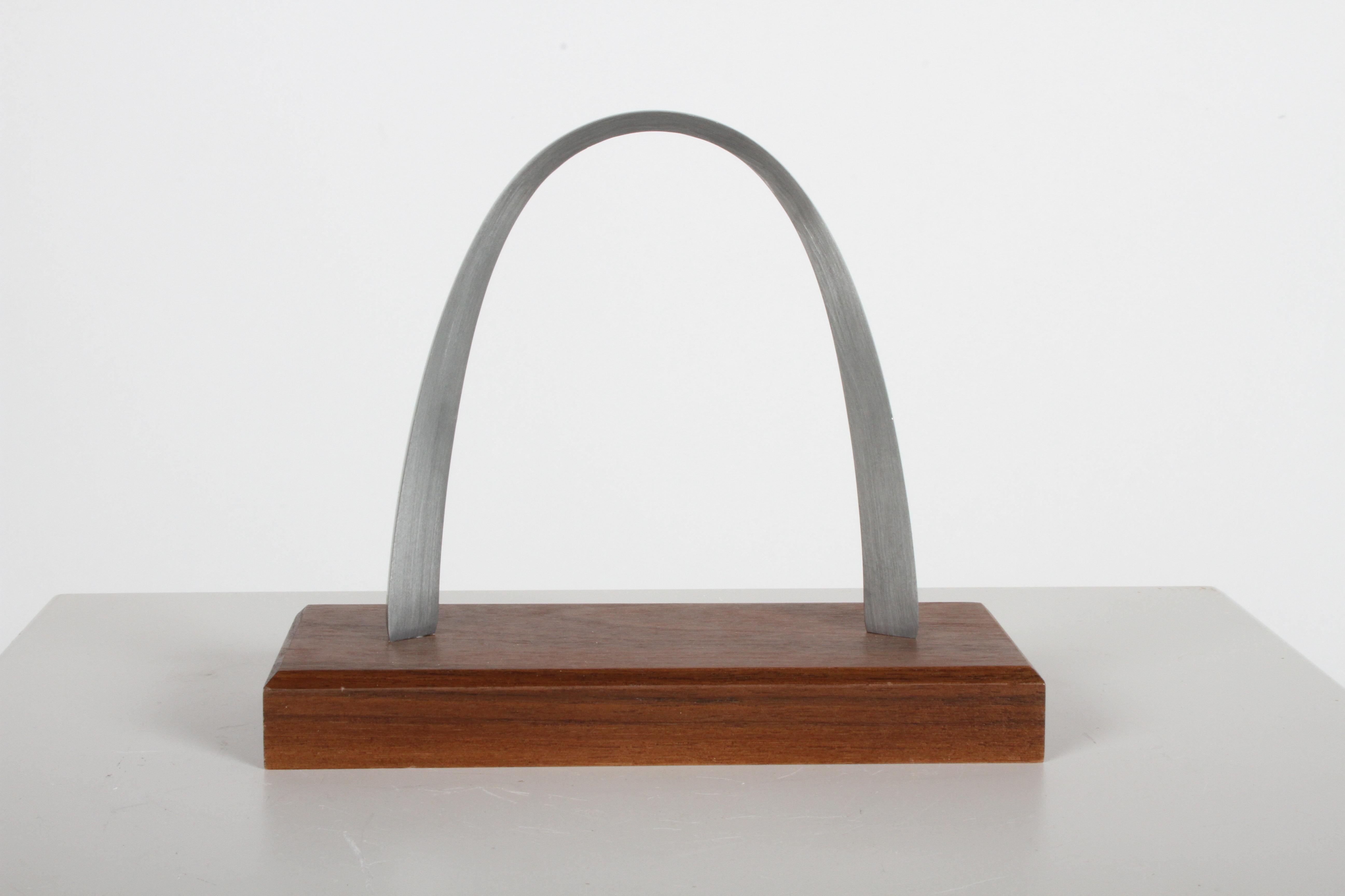 Modèle de sculpture en acier inoxydable Arch de St. Louis Gateway conçu par Eero Saarinen en vente 2