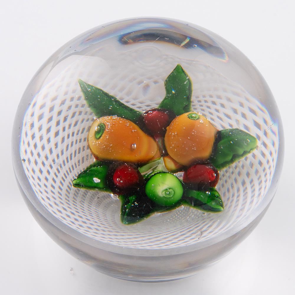 Überschrift : St Louis Briefbeschwerer Antike Lampwork Früchte um 1850
Datum : um 1850
Herkunft : Frankreich
Merkmale: Äpfel, Birnen und drei Kirschen aus Lampwork auf einem Bett aus Blättern und einem doppelt gewirbelten