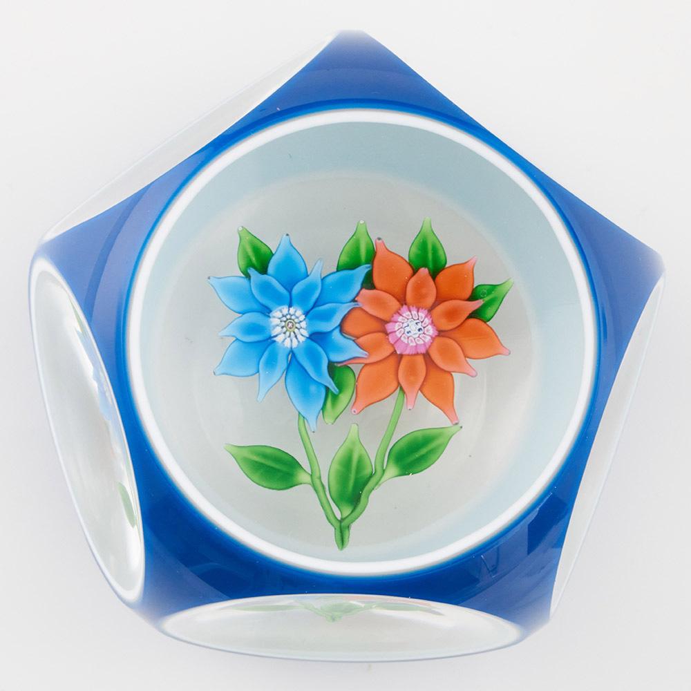 Überschrift : Ein Briefbeschwerer aus St. Louis - doppelter Blumenstrauß.
Datum : SL 1975 Datum Zuckerrohr
Herkunft : Frankreich
Merkmale: Blau und orange (mit Dattelrohr) clamatis Blumen. Fünf seitlich und ein oben geschnittenes Fenster
Art :