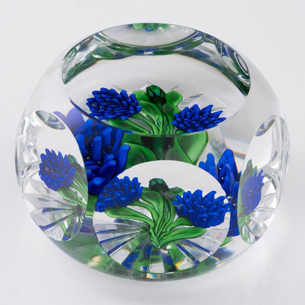Überschrift : St Louis Paperweight Lampwork Blumen c1985
Datum : c1985
Herkunft : Frankreich
Merkmale:  Zwei blaue Blüten, Knospe, Blätter und Stängel auf klarem Grund mit Seitenfenstern mit Facettenschliff, Bildfenster oben und Radialschliff am