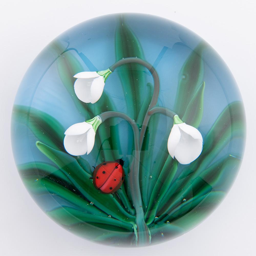 Überschrift : St Louis Briefbeschwerer Lampwork Marienkäfer und Blumen Limitierte Auflage 1989
Datum: 1989
Herkunft : Frankreich
Merkmale: Ein roter Lampwork-Marienkäfer, der sich auf Blättern und weißen Blüten auf blauem Grund
