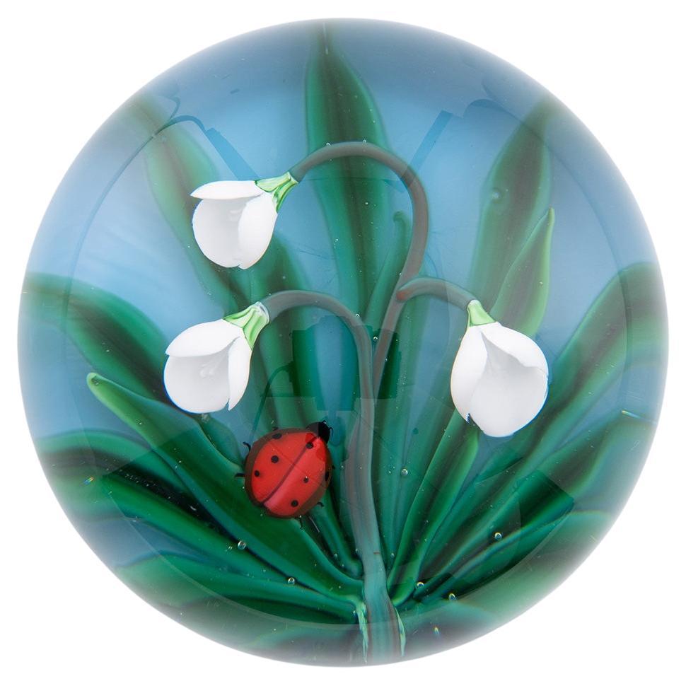 St Louis Briefbeschwerer Lampwork Marienkäfer auf Blumen Limitierte Auflage im Angebot