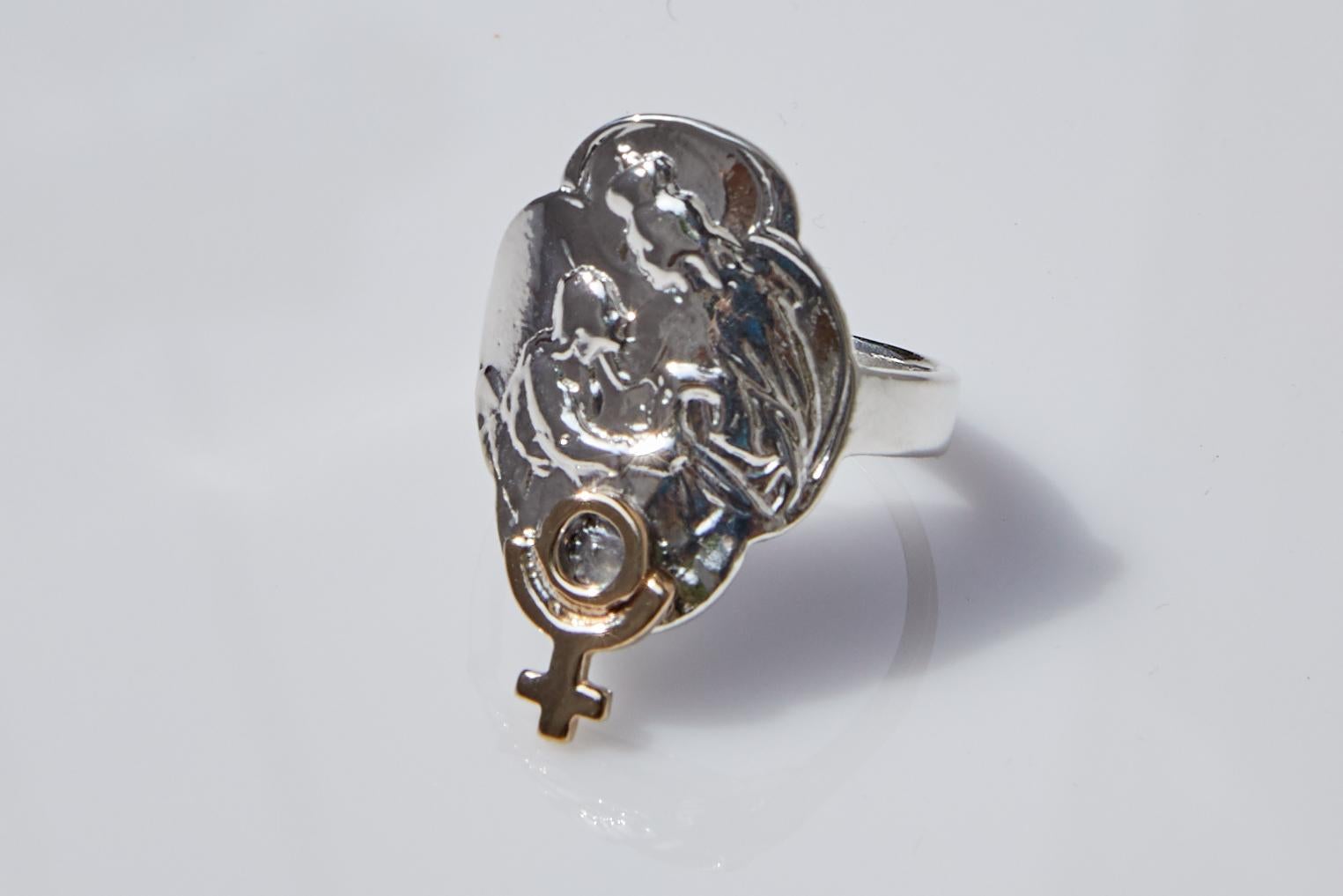 Contemporain Bague crête Sainte- Marie en argent sterling avec médaillon Pluto, symbole de l'horlogerie en vente
