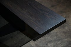 Mesa de comedor St-Paul, de Ambrozia, roble ebonizado, cristal oscuro y acero ennegrecido