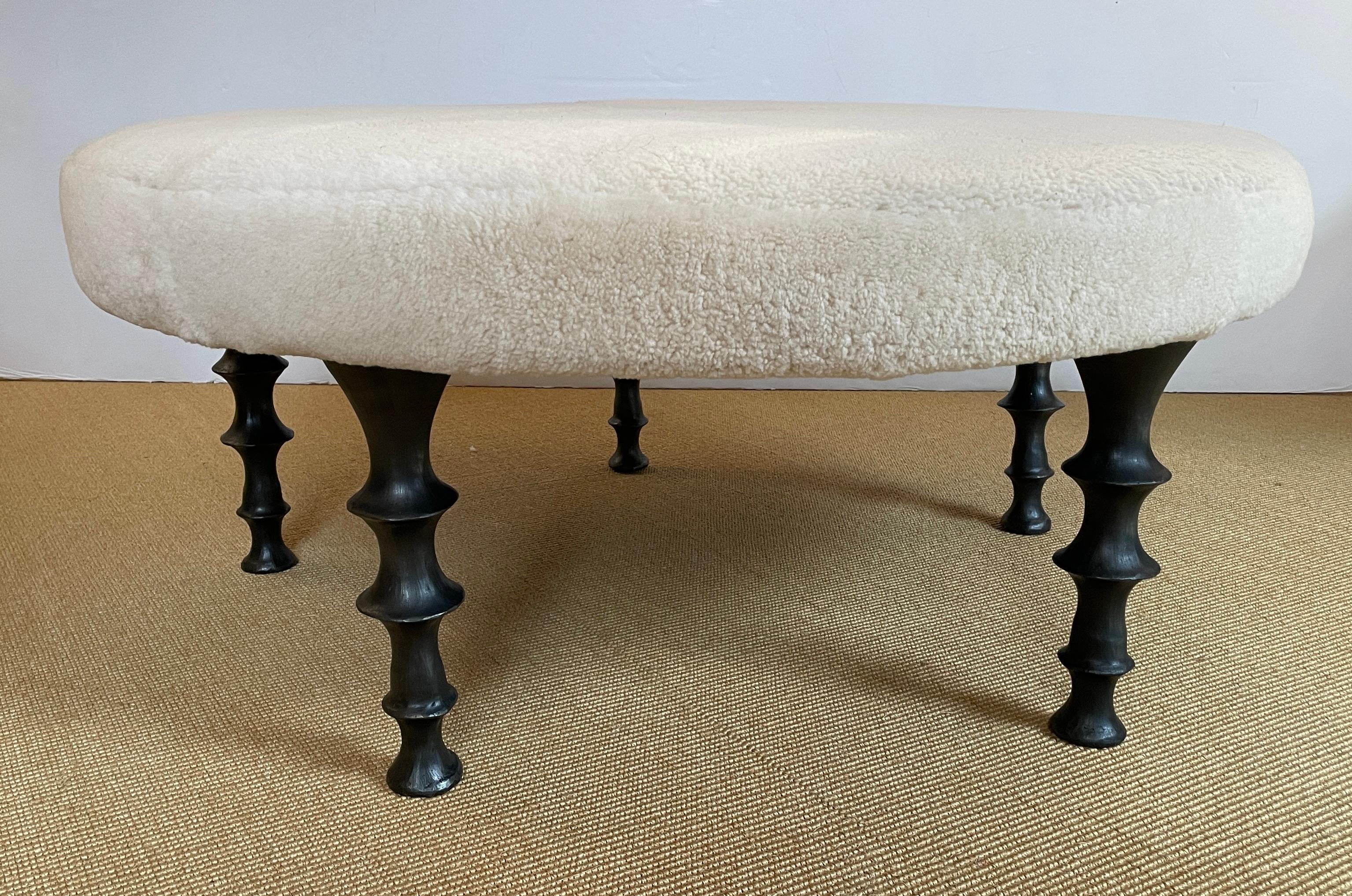 Organique St Paul Ottoman,  Pieds en bronze par Bourgeois Boheme Atelier en vente