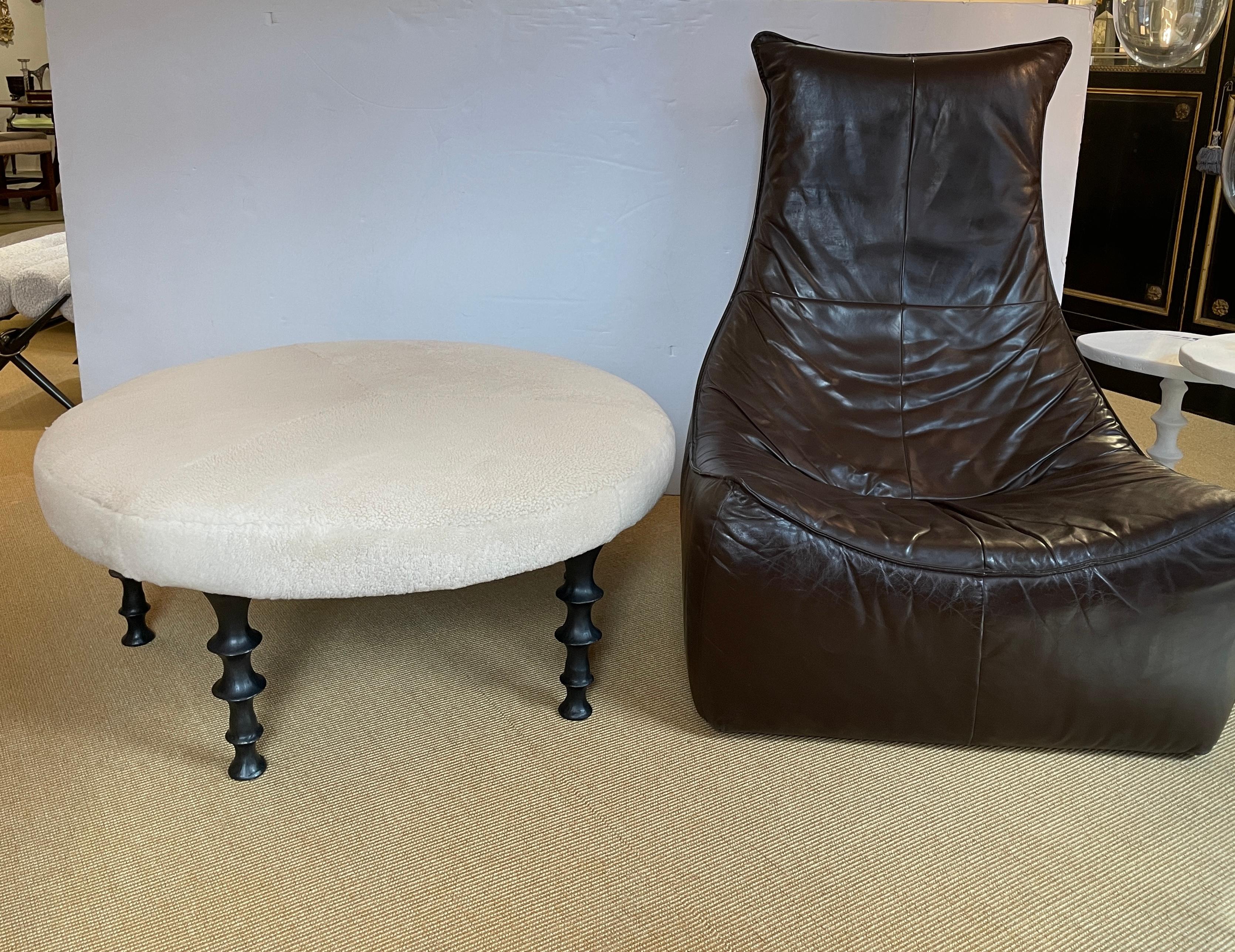 Américain St Paul Ottoman,  Pieds en bronze par Bourgeois Boheme Atelier en vente
