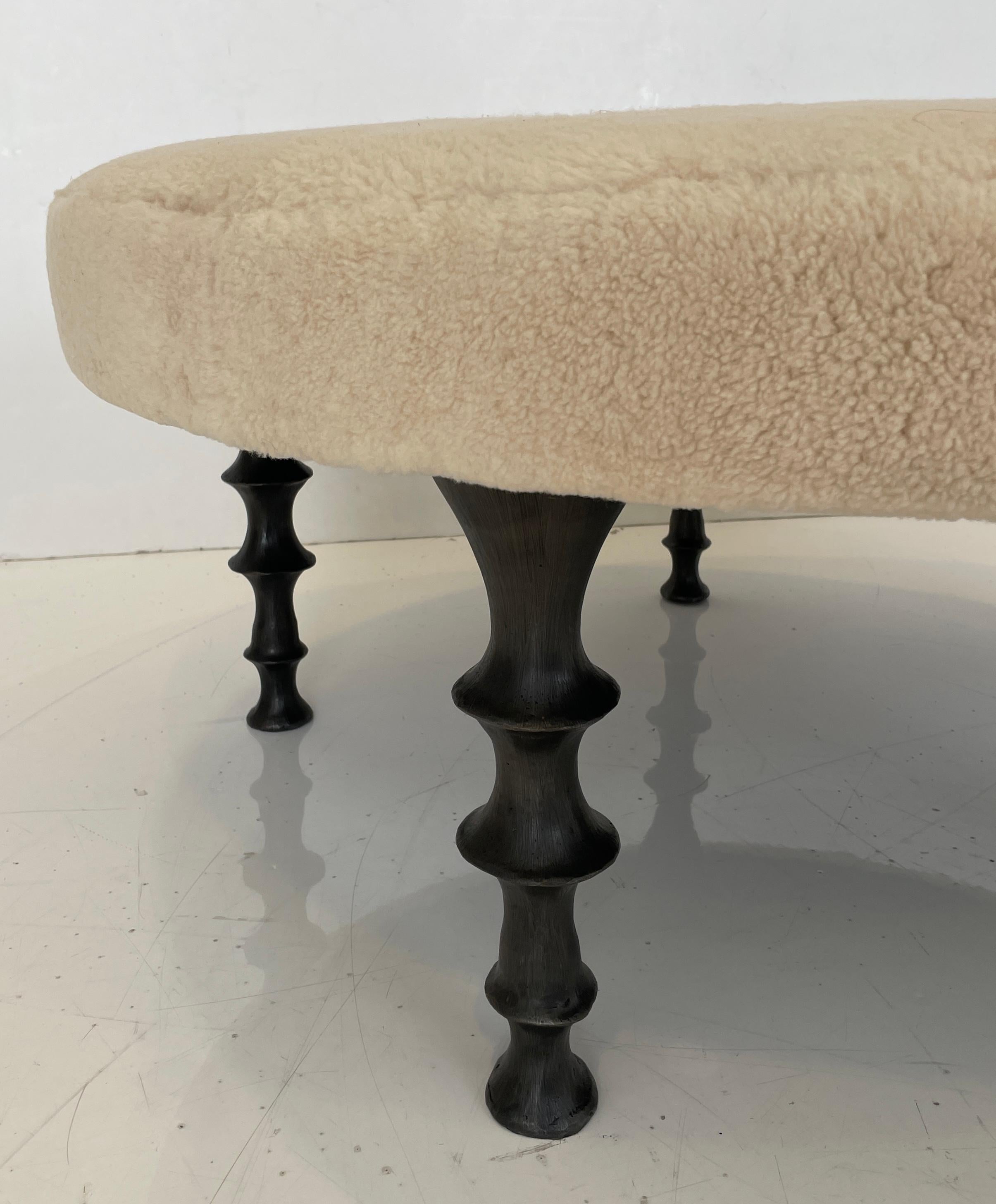 Ottone Ottomana di Paul,  Gambe in bronzo di Bourgeois Boheme Atelier in vendita