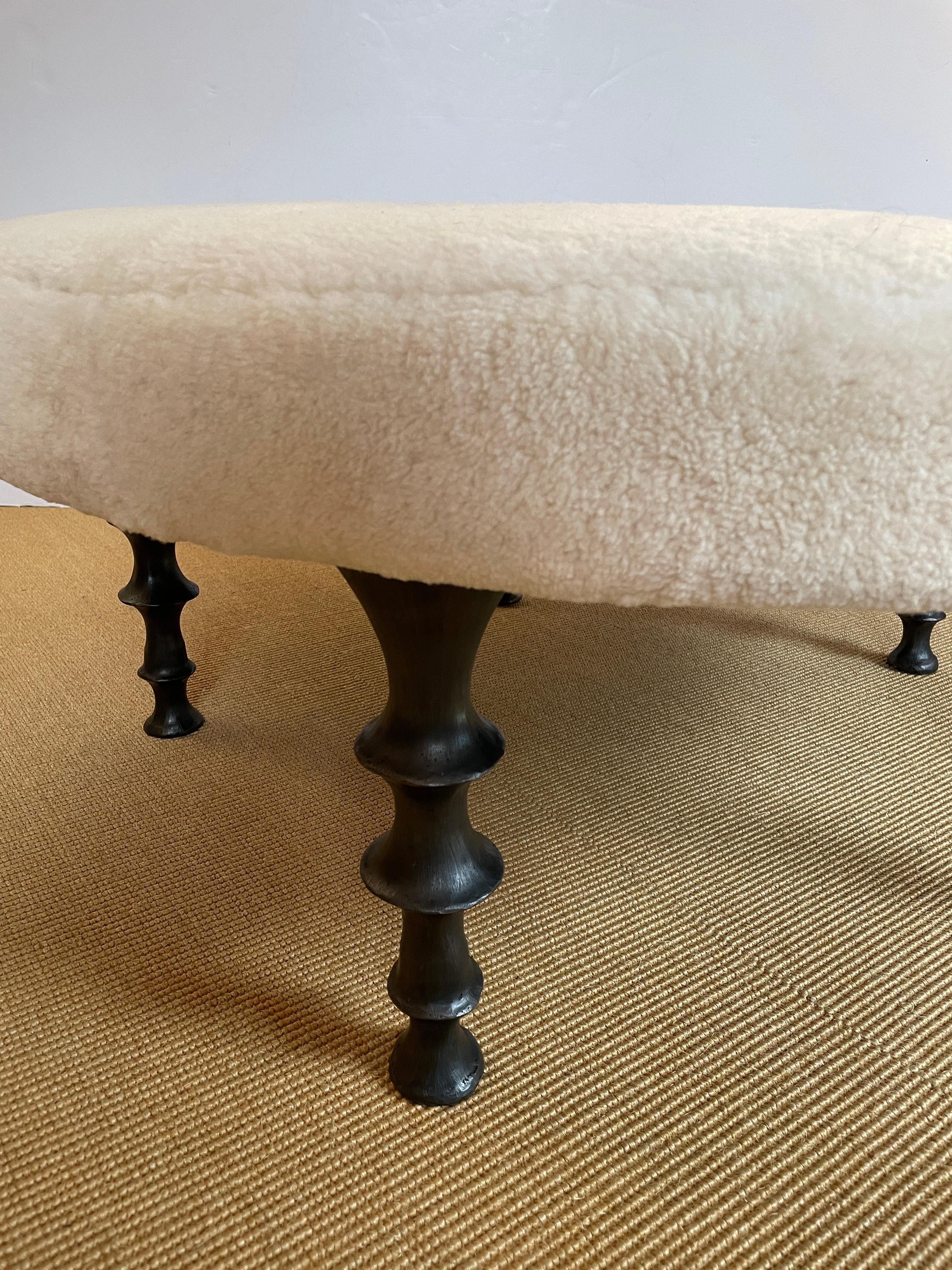 Ottomana di Paul,  Gambe in bronzo di Bourgeois Boheme Atelier in vendita 1