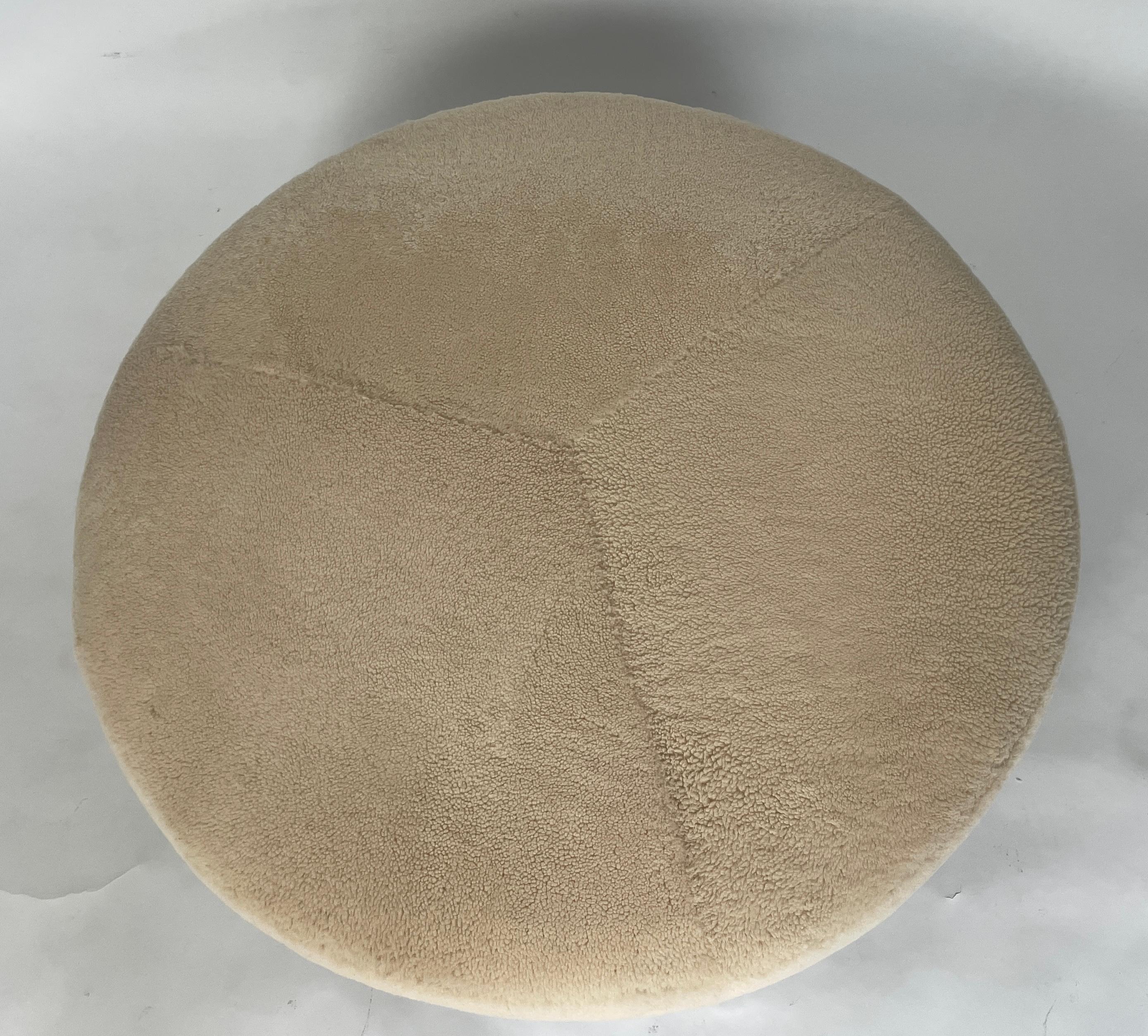 Ottomana St Paul, gambe in bronzo dorato di Bourgeois Boheme Atelier In condizioni Nuovo in vendita a Los Angeles, CA