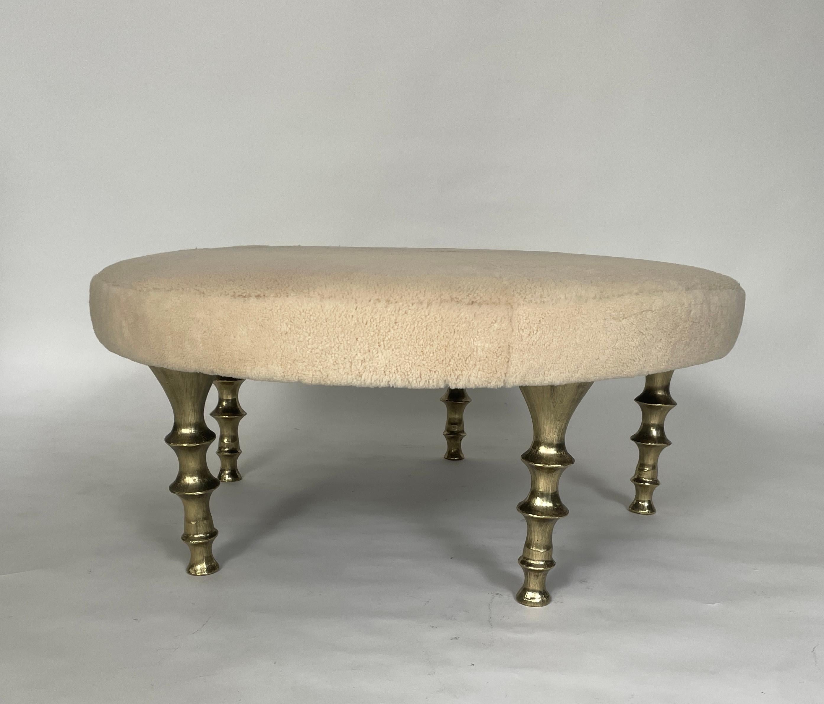 Ottomana St Paul, gambe in bronzo dorato di Bourgeois Boheme Atelier in vendita 1