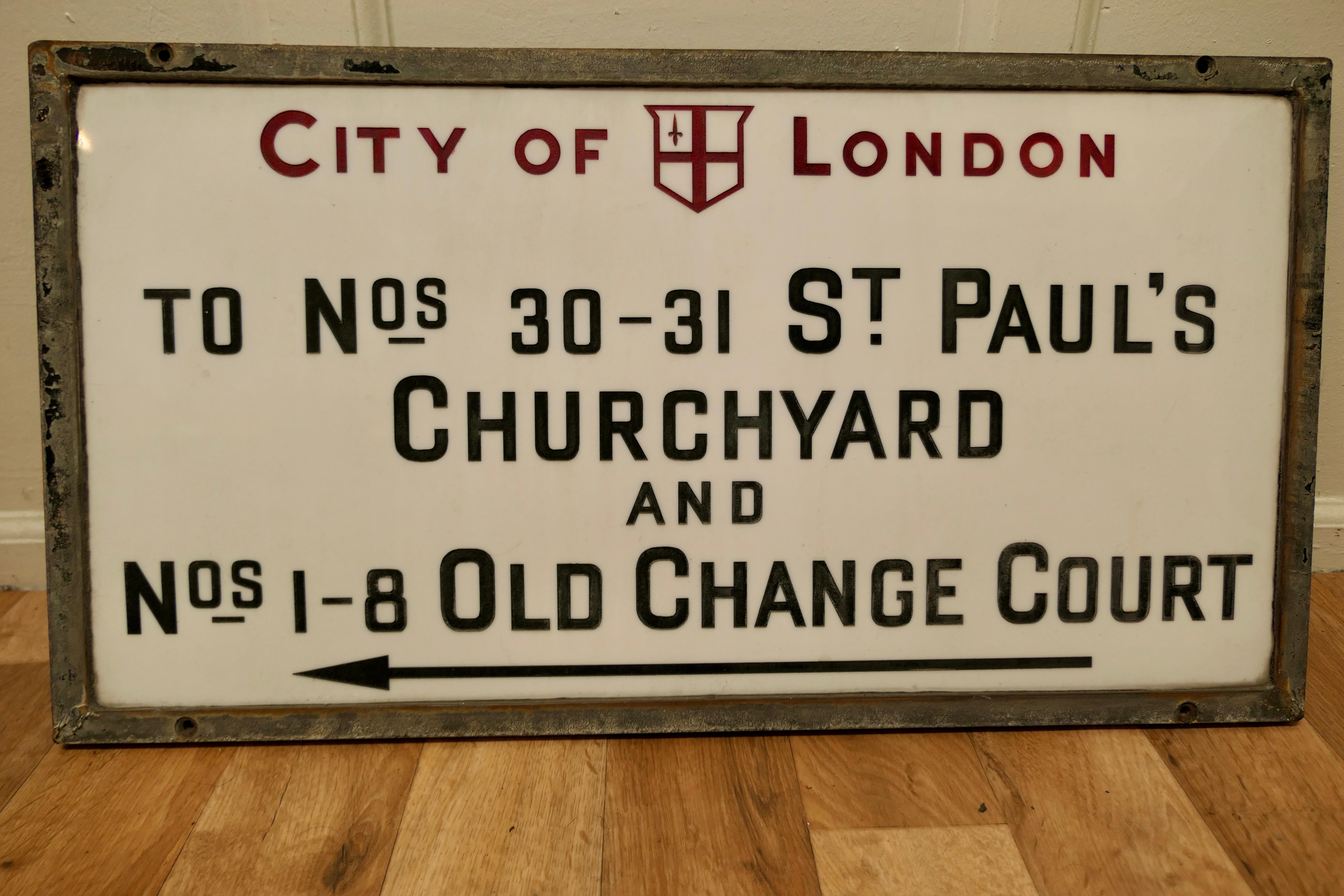 St Pauls Churchyard, City of London, Glas-Schild der Edwardian Street (Opalglas) im Angebot