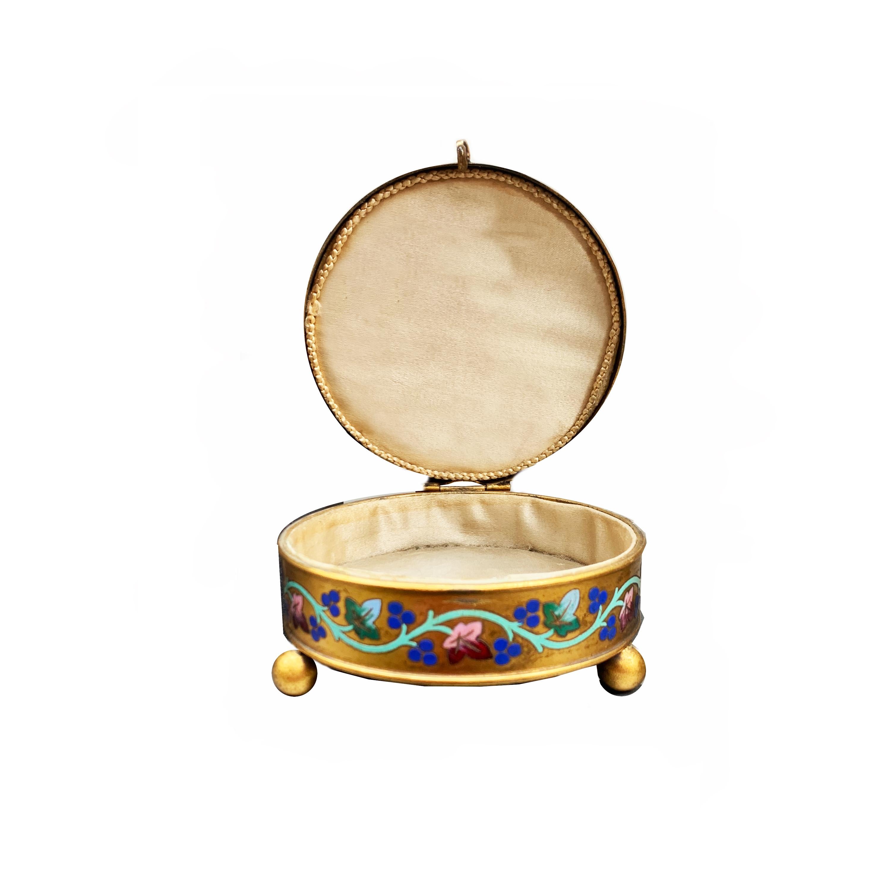 In this 24 kt gilded bronze box with  hand-painted floral motifs  is set a beautiful micromosaic (circa 1850) depicting St. Peter's Basilica.
The 