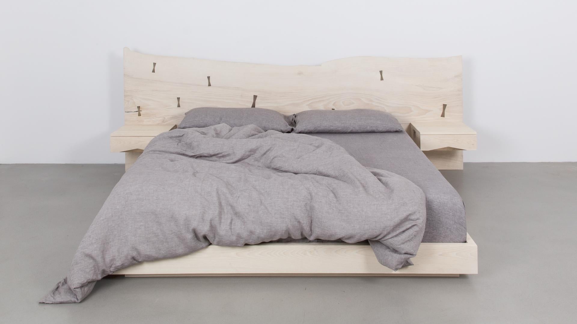La tête de lit St. Pierre est fabriquée à partir d'une plaque de bois dur unique en son genre. La largeur et la hauteur de la tête de lit varient en fonction des dimensions de la dalle disponible. Le cadre de lit est disponible en métal ou en bois.