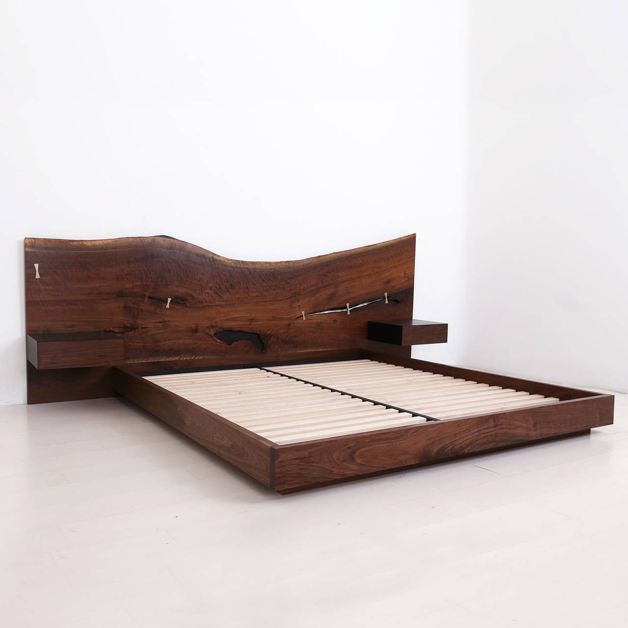Cama St. Pierre King de Uhuru, cabecero de losa de nogal y mesillas de noche empotradas Moderno en venta