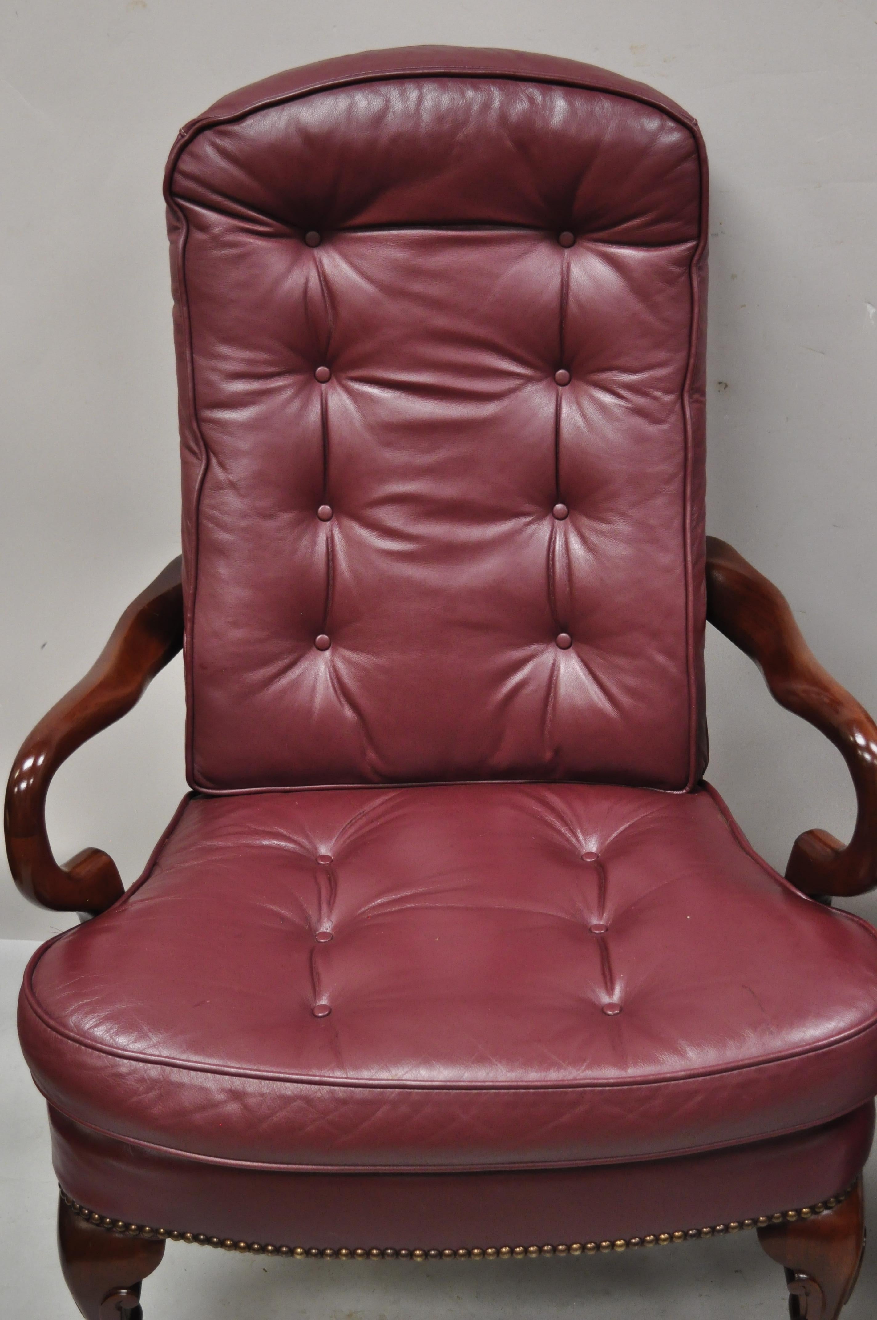 Nord-américain Paire de fauteuils de bureau de la bibliothèque Queen Anne en cuir bordeaux St Timothy Chair Co en vente