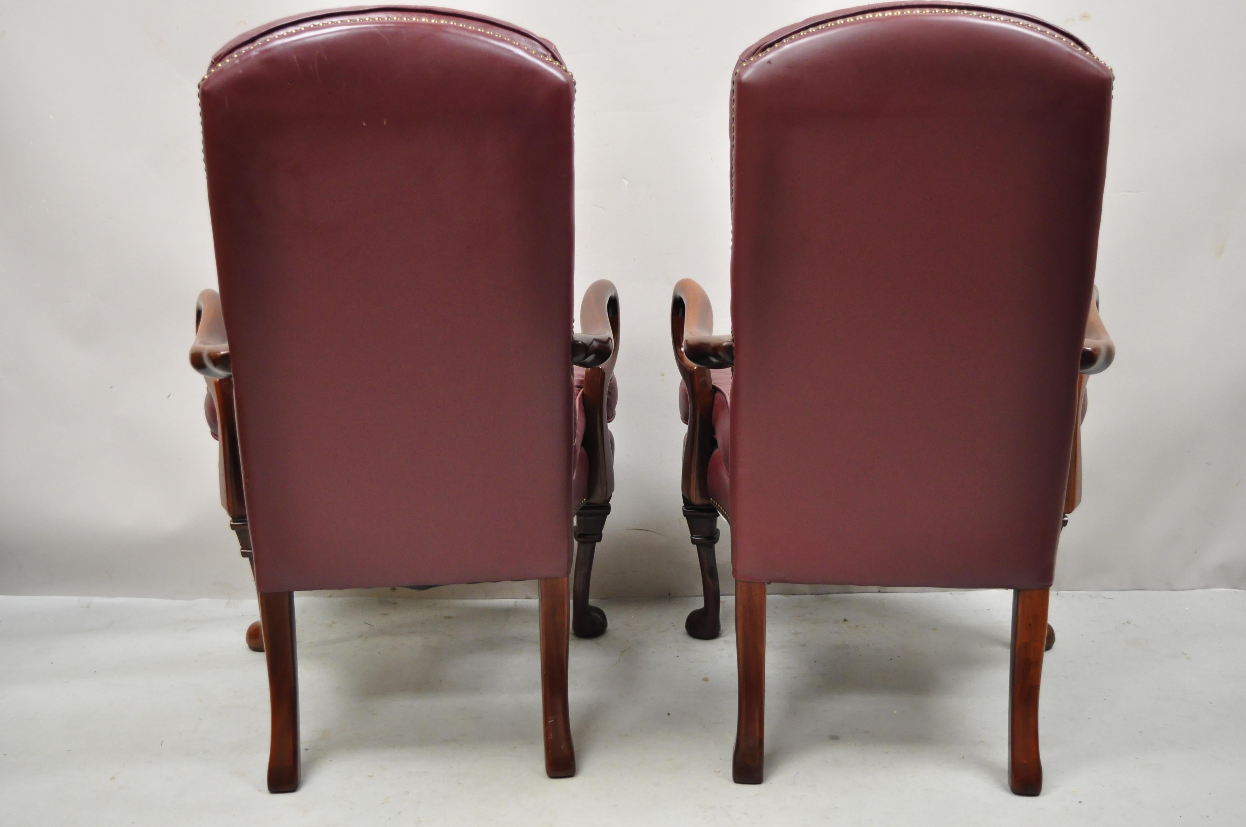 Paire de fauteuils de bureau de la bibliothèque Queen Anne en cuir bordeaux St Timothy Chair Co en vente 3
