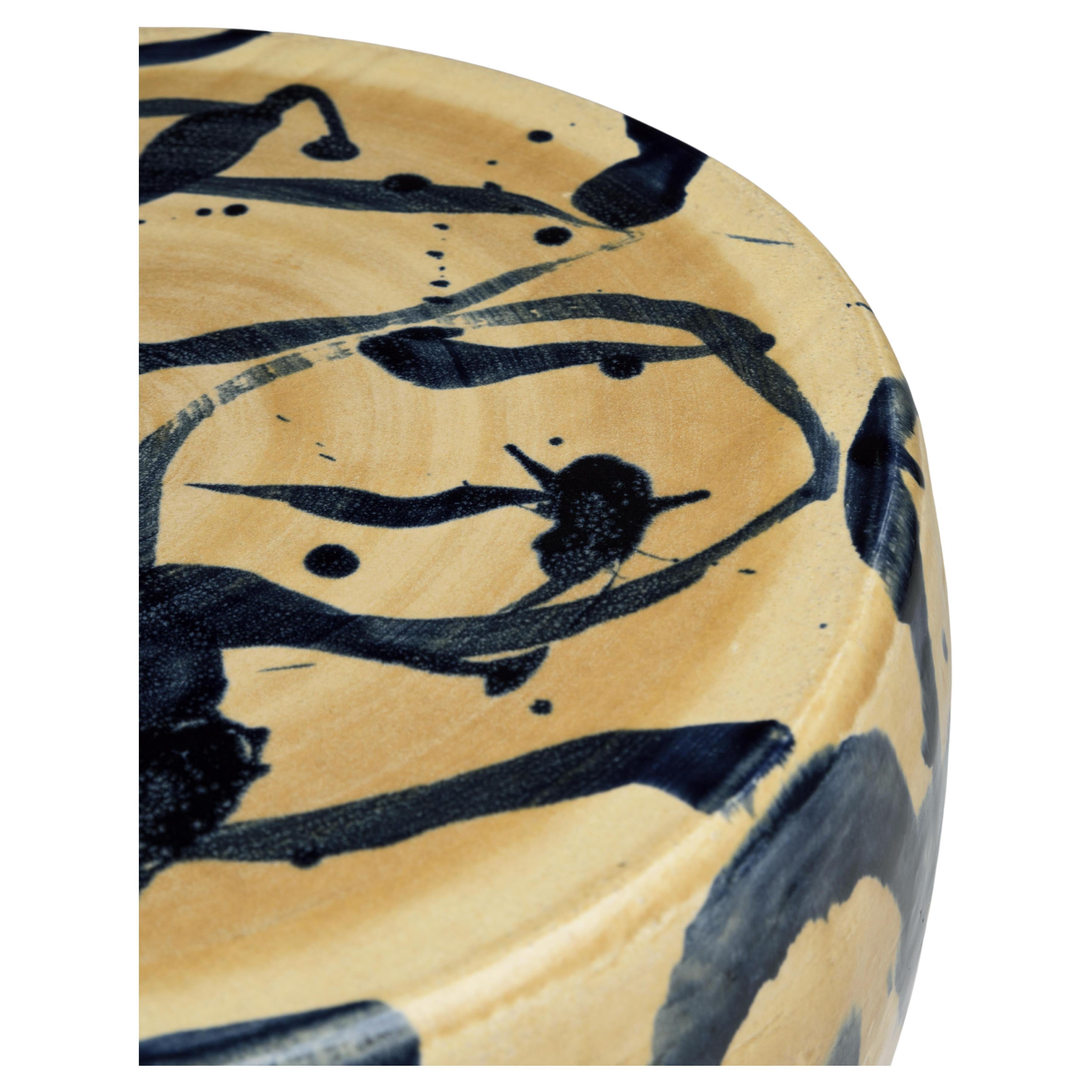 Objet fonctionnel et décoratif en grès, fabriqué par pincement et enroulement. 
La surface céramique est appliquée au pinceau ou par coulage. 
Chaque pièce de cette collection est unique.
Cet objet fonctionnel et décoratif sert à la fois de tabouret