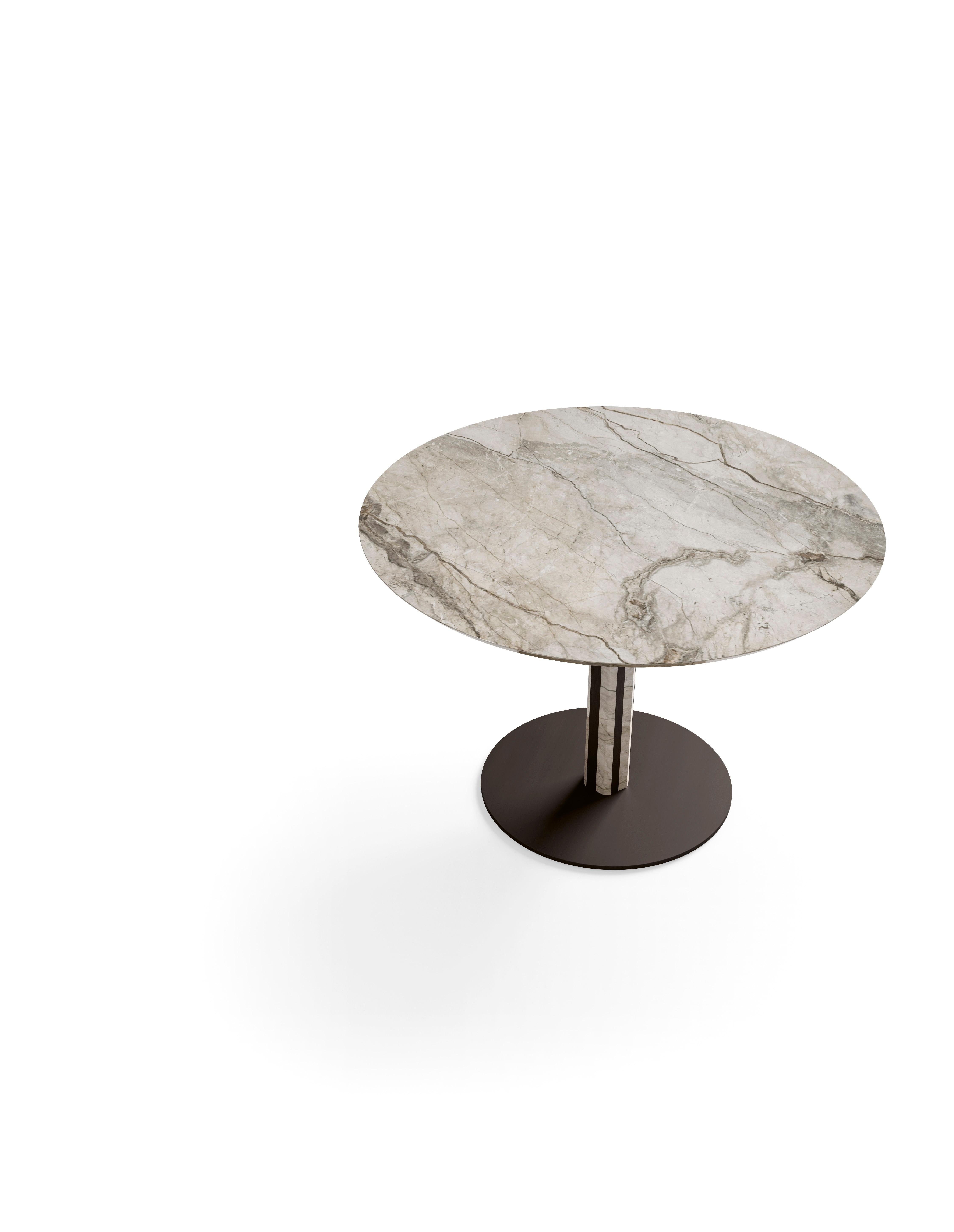 Table de salon haute avec un plateau en marbre et une base en métal. Le plateau en marbre présente des surfaces lisses et polies avec des veines naturelles, offrant un aspect élégant et sophistiqué. La base métallique est épurée et moderne, souvent