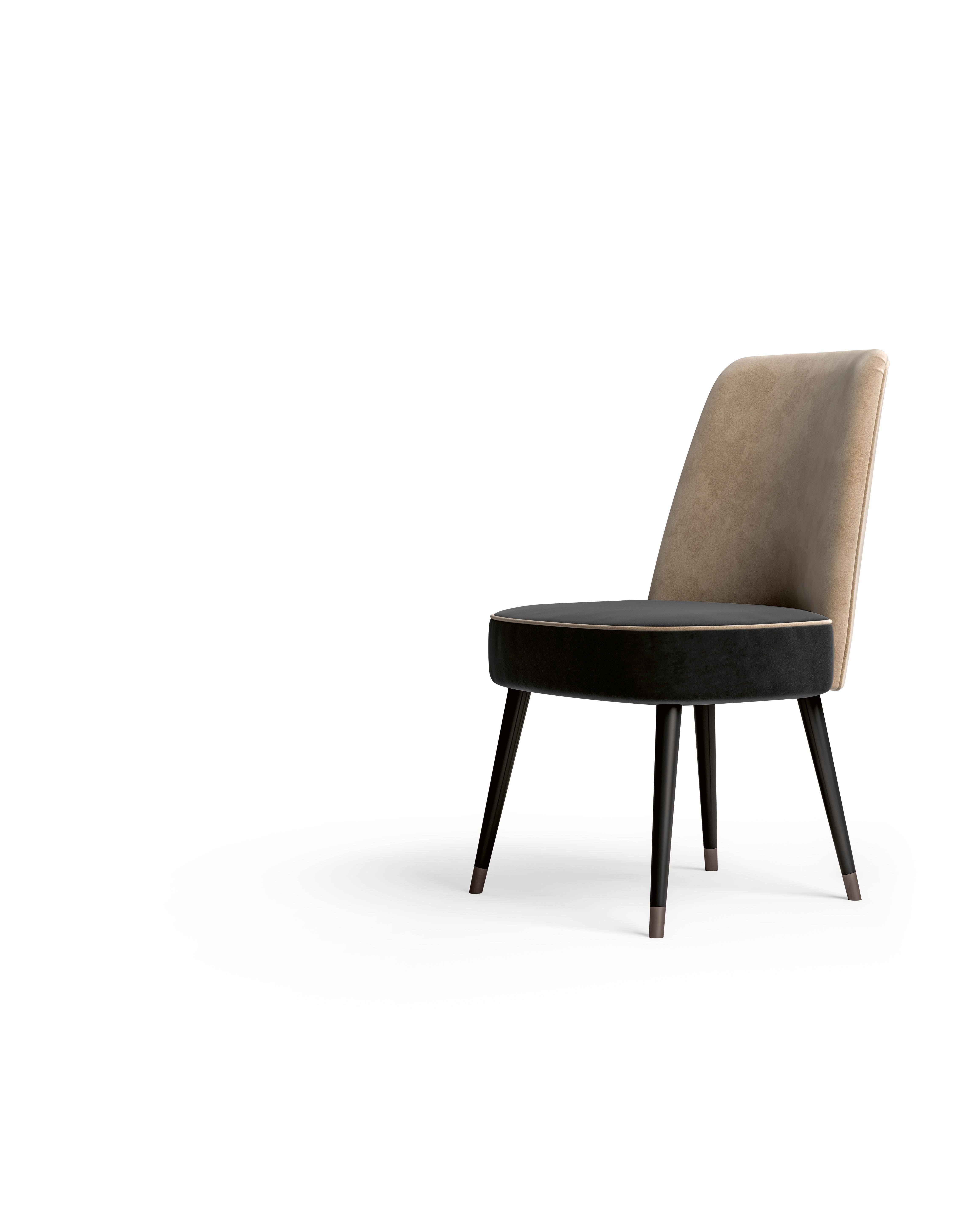 Una sedia caratterizzata da un sofisticato schienale in pelle, che offre sostegno e un elegante appeal visivo. Il sedile è rivestito in tessuto o pelle di alta qualità e offre un'esperienza di seduta comoda e confortevole. La versione in tessuto può
