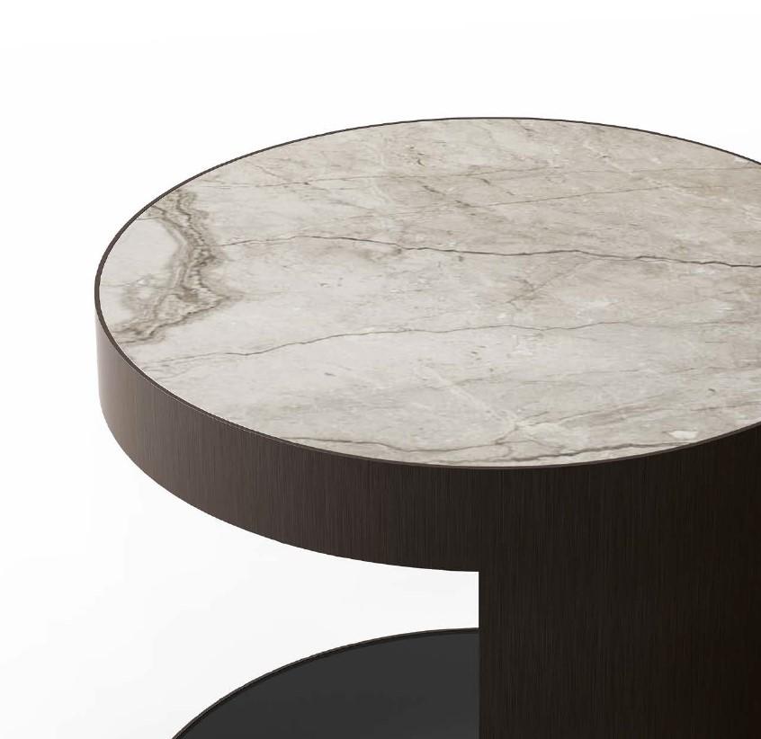 Enrich your living room with a touch of Italian style and contemporaneity with this set of high and medium coffee tables. The both of them have a metal structure coloured dark bronze satin and the base with black lacquered glass. This model displays