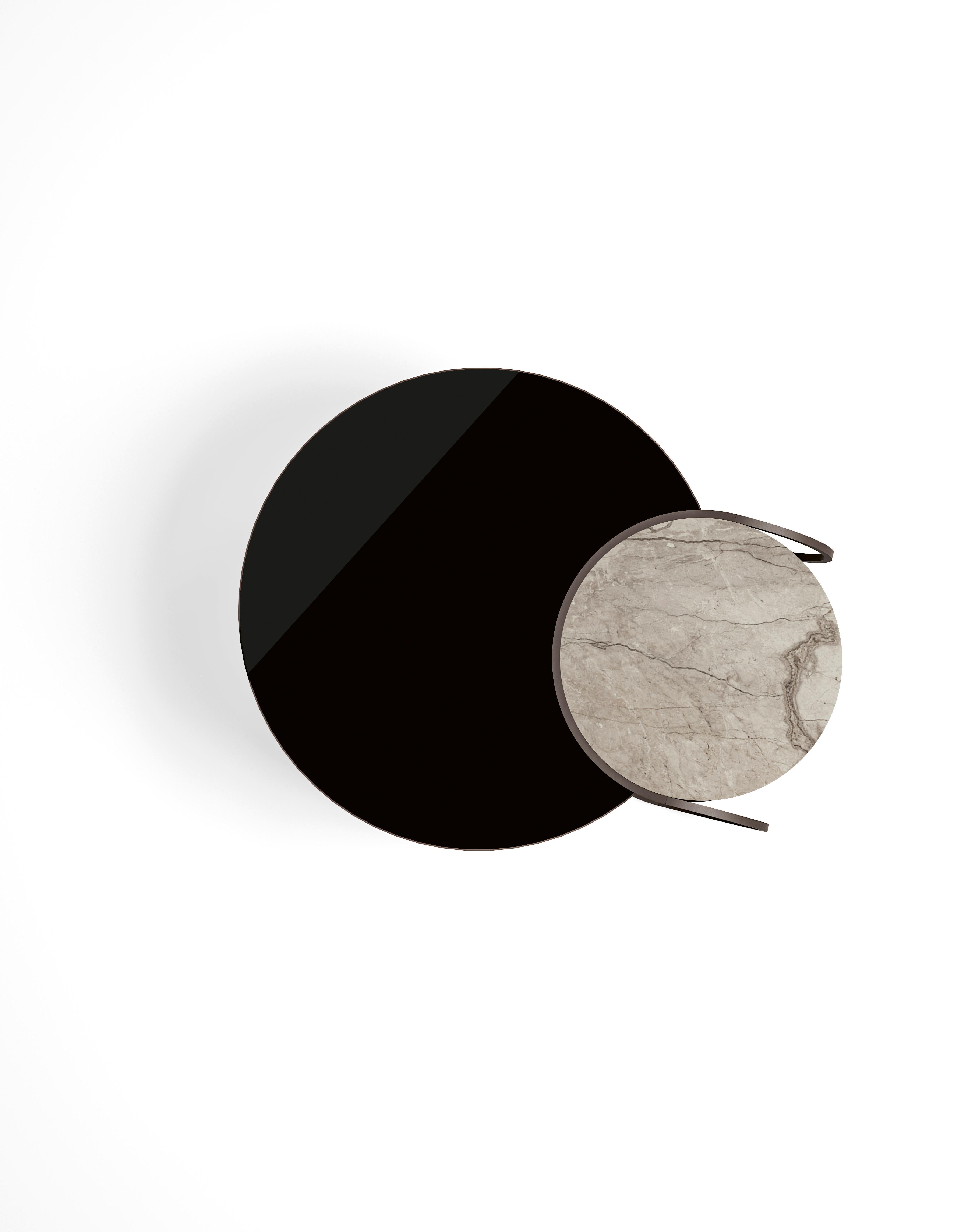 Table basse ronde moyenne avec une base en cuir sellier, une structure en métal et un plateau en verre fumé. Le design épuré et contemporain de la table associe la chaleur et la texture du cuir de selle à l'élégance de la structure métallique et à