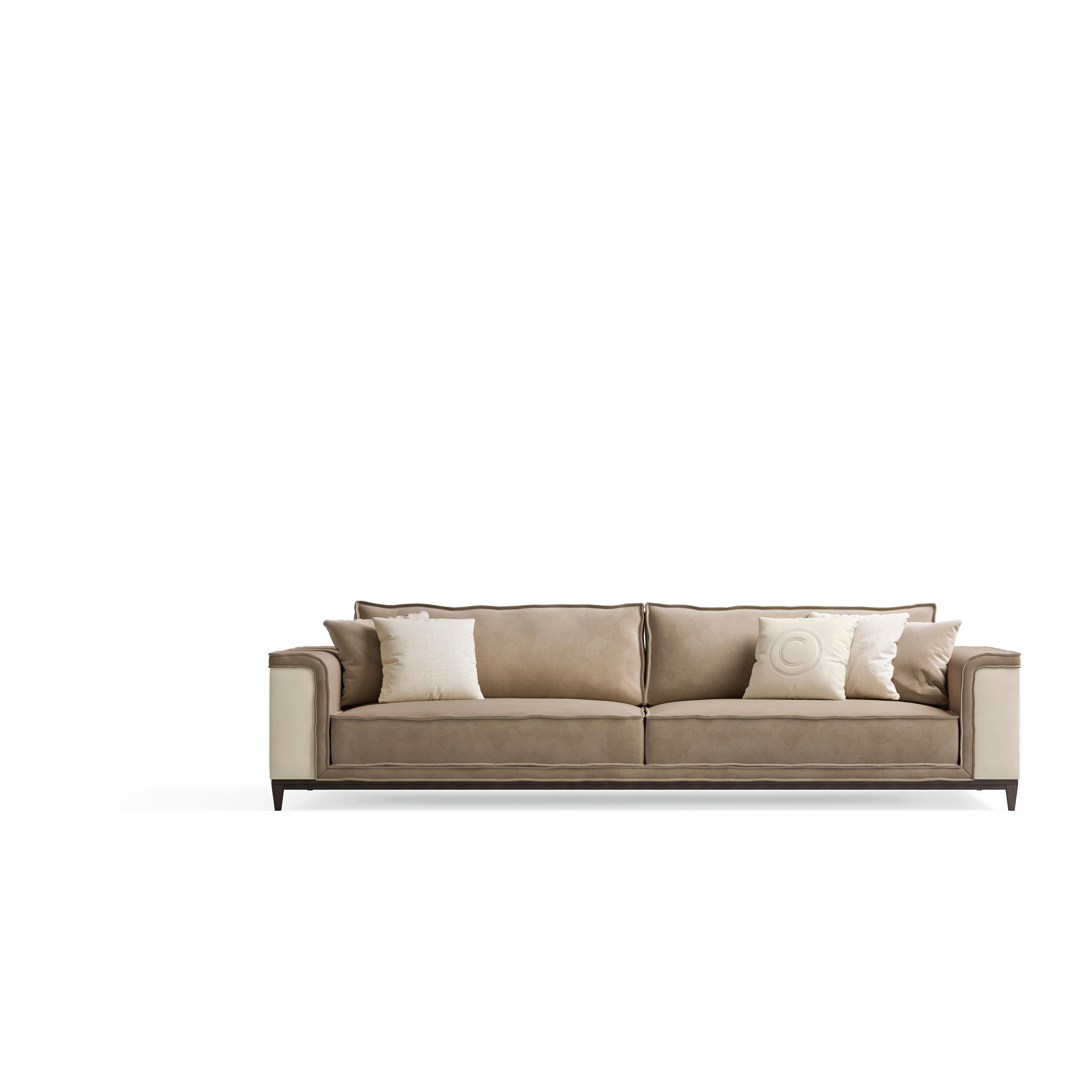 Il s'agit d'un canapé trois places qui offre une grande polyvalence grâce à ses options de revêtement, disponibles en tissu ou en cuir. La base et les côtés du canapé sont fabriqués à partir de cuir de selle de haute qualité, offrant un look épuré