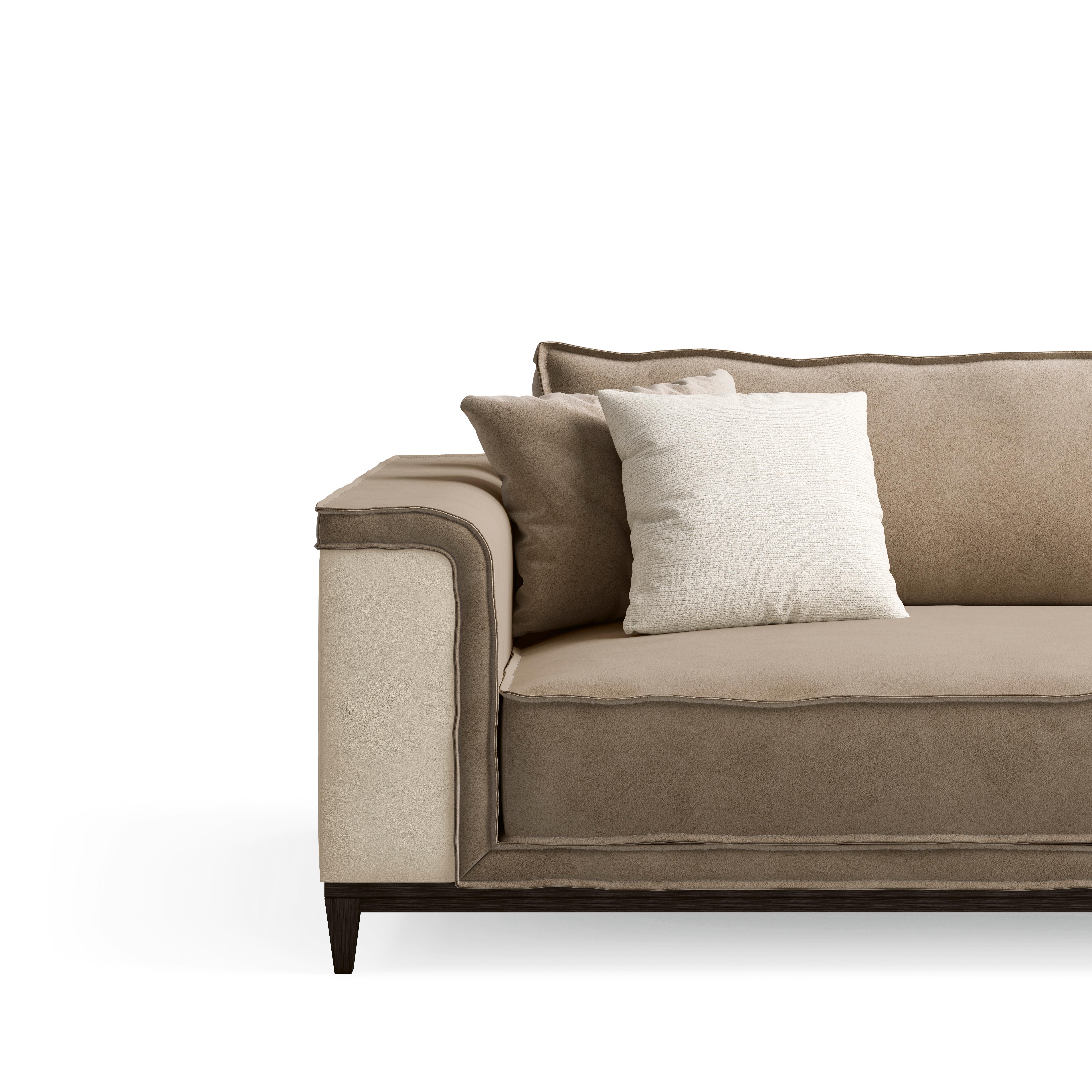 Un canapé 3 places avec un cadre en cuir élégant, doté d'une assise et d'un dossier confortables en cuir ou en tissu. La combinaison des matériaux crée un look sophistiqué et contemporain. Le canapé est soutenu par une base en métal, ce qui ajoute