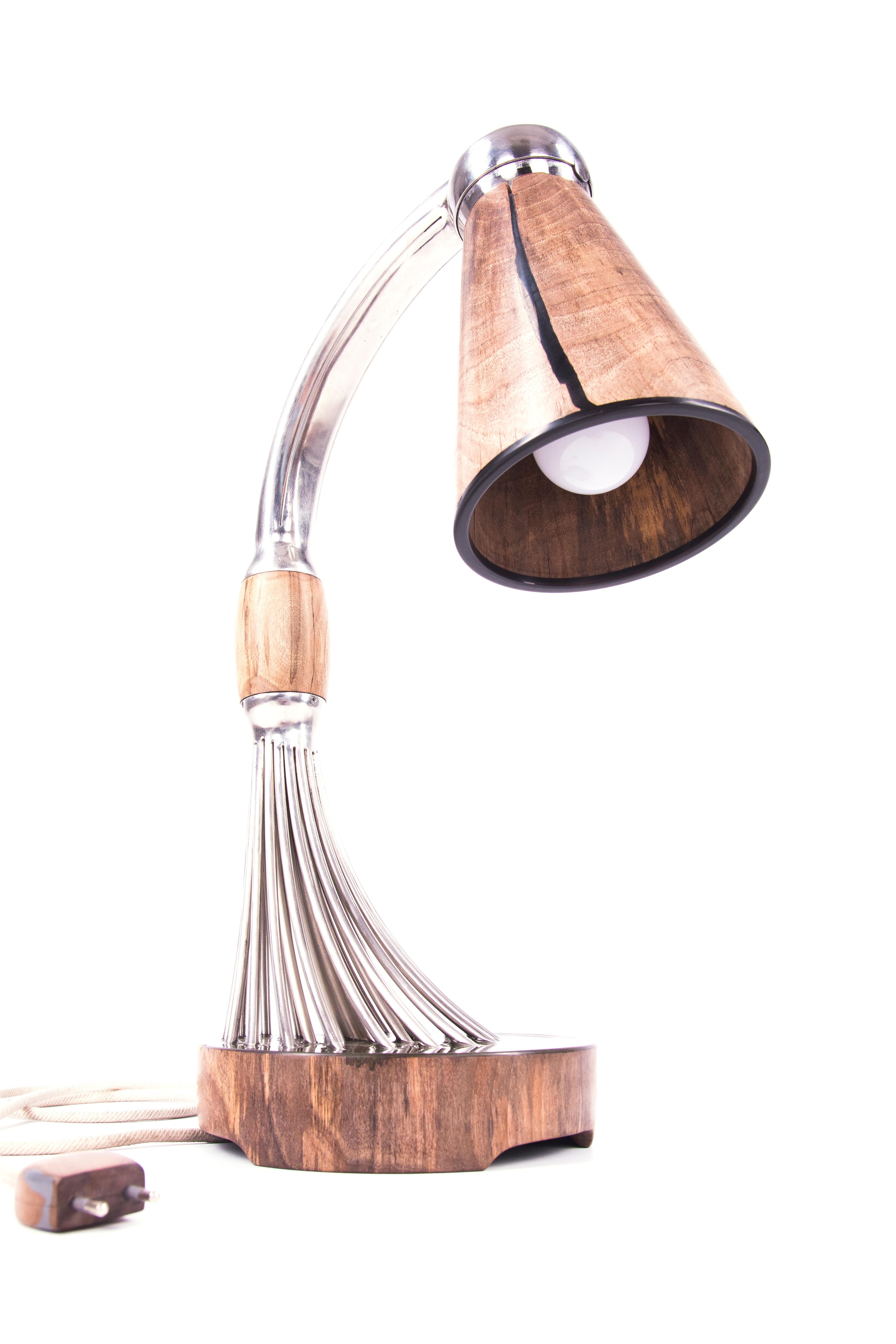 The lamp itself is based on the idea of ??creating an unconventional switching mechanism and joining two different materials - wood and stainless steel.
A simple switch is a practical companion, but I always missed a certain amount of interest and