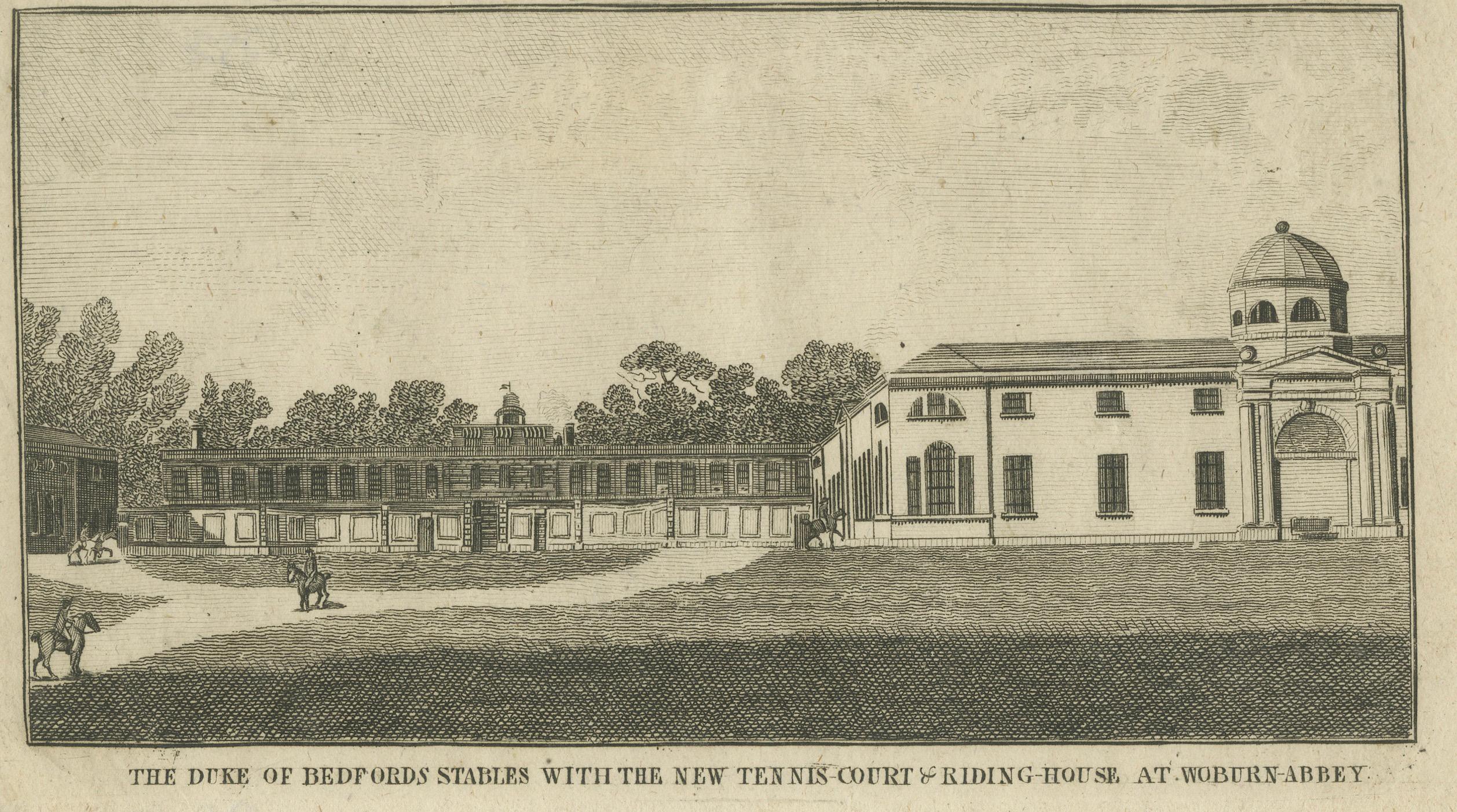 Der Stich zeigt die Stallungen des Herzogs von Bedford sowie einen neu errichteten Tennisplatz und ein Reithaus in Woburn Abbey in Bedfordshire, England. Diese architektonische Darstellung stammt aus dem Jahr 1757 und zeigt die vom Herzog von