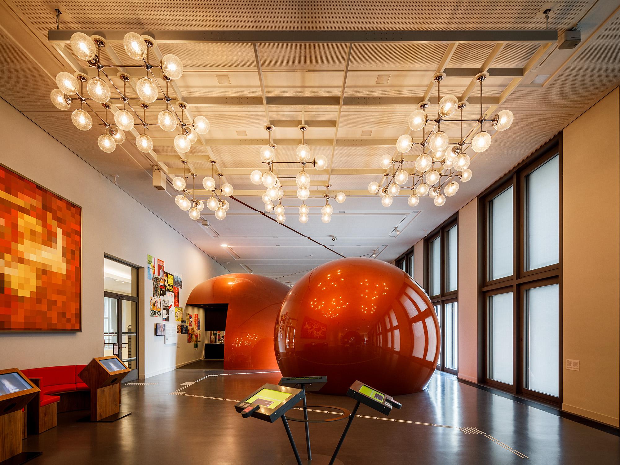 Aluminum Stabwerkkugelleuchten Palast der Republik, Module of 4 Spheres #25 of 25 For Sale