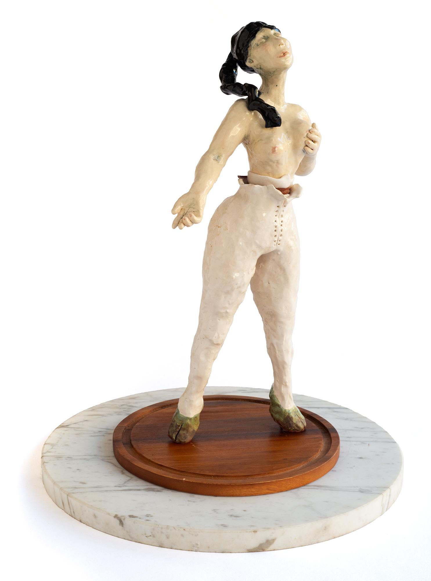 Stacey AS Pritchard Figurative Sculpture – Ms. Cowpants, Königin P