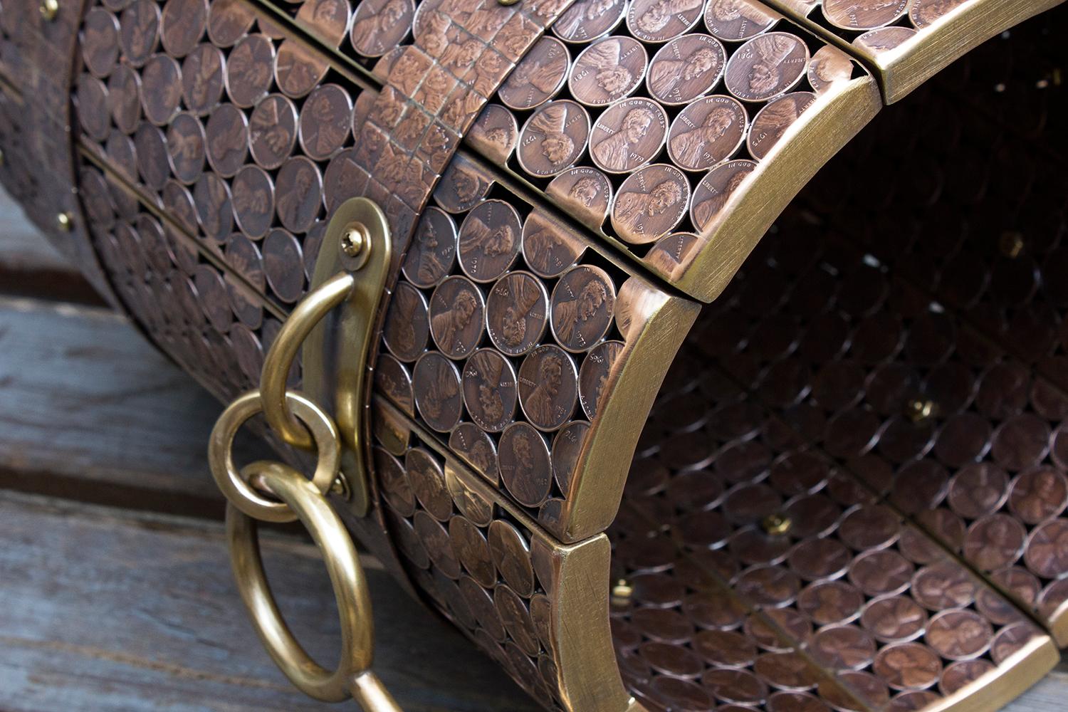 La série des artisans : Seau

Soudure et fabrication de pennies américains en cuivre massif et en laiton, construction en métal creux.

La série des artisans contient des outils d'ouvriers recréés dans des pièces de monnaie en cuivre entièrement