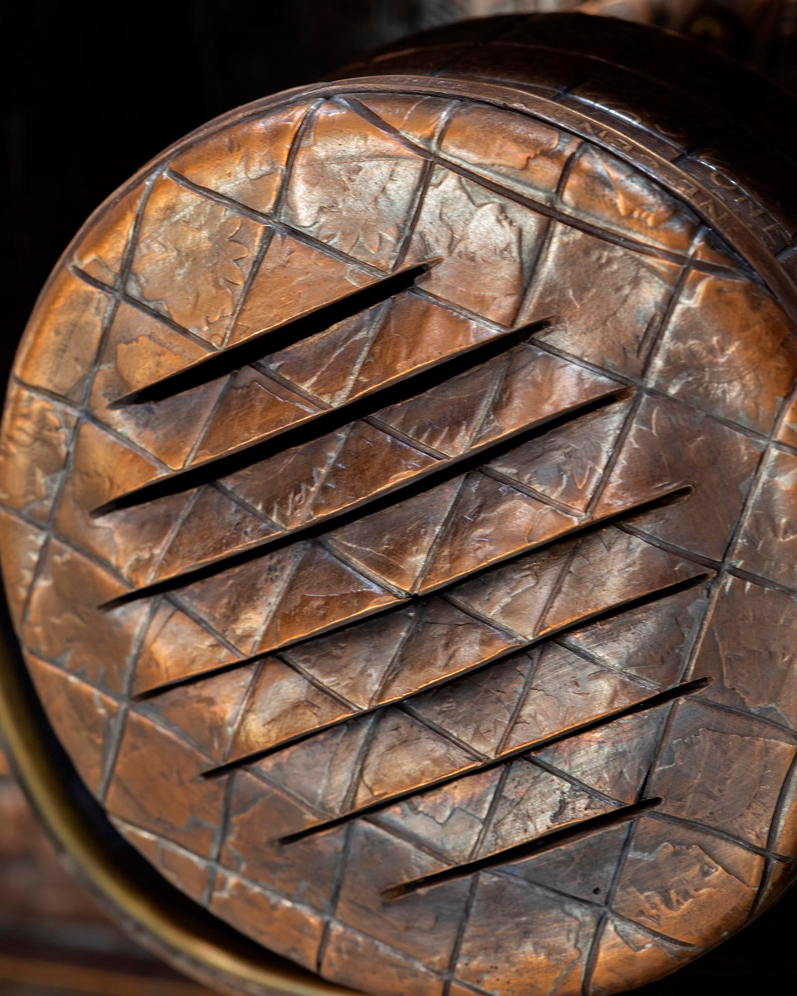 La série des artisans : Tronçonneuse

Pièces de monnaie américaines en cuivre massif soudées et fabriquées, accents en laiton, construction en métal creux.

La série Craftsmen contient des outils de travail recréés dans des pièces de monnaie en