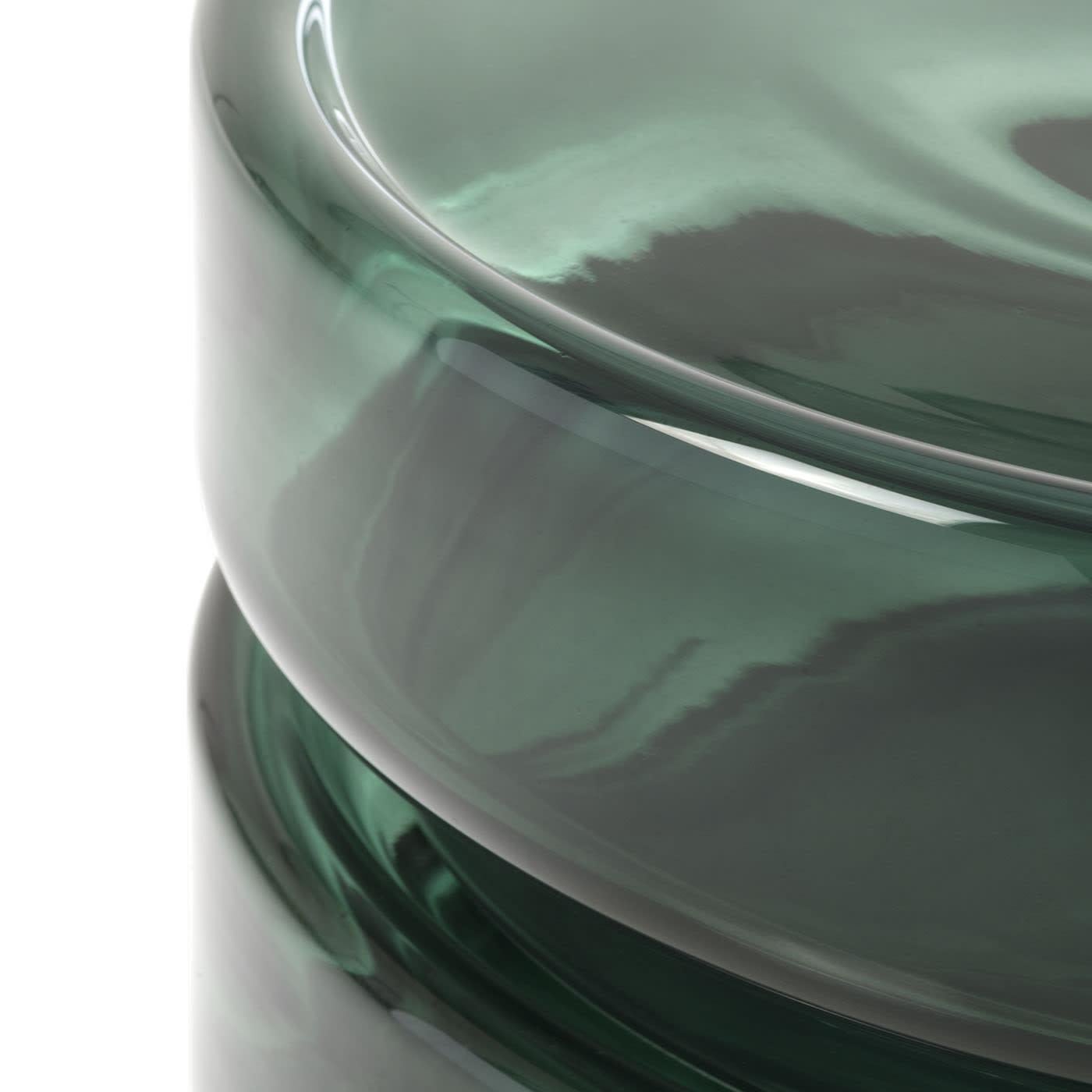 Stack 880 de NiccolÃ² Devetag est une table basse ronde verte en verre de la collection Stack, composée d'éléments modulaires qui peuvent être empilés pour créer des tables de différentes hauteurs. Le design explore l'interaction entre le verre et