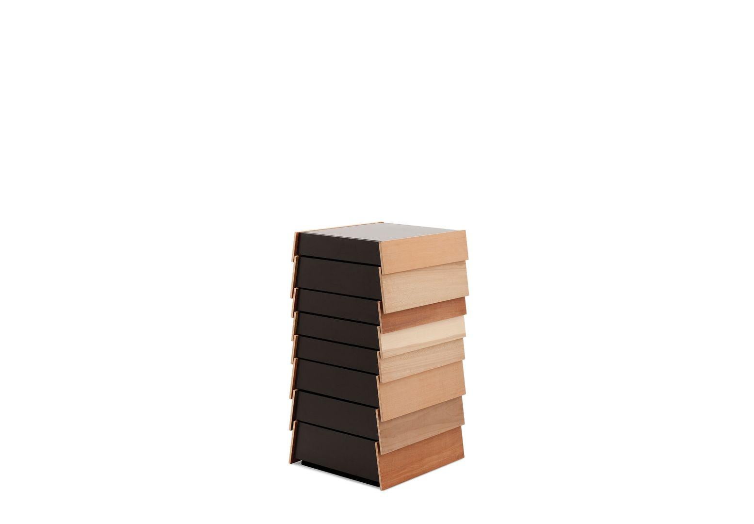 Stack stellt die Konventionen eines traditionellen Schubladenkastens in Frage und besteht aus einzelnen, mehrfarbigen Schubladen, die übereinander zu schweben scheinen und sich in beide Richtungen öffnen, wodurch eine unregelmäßige Komposition