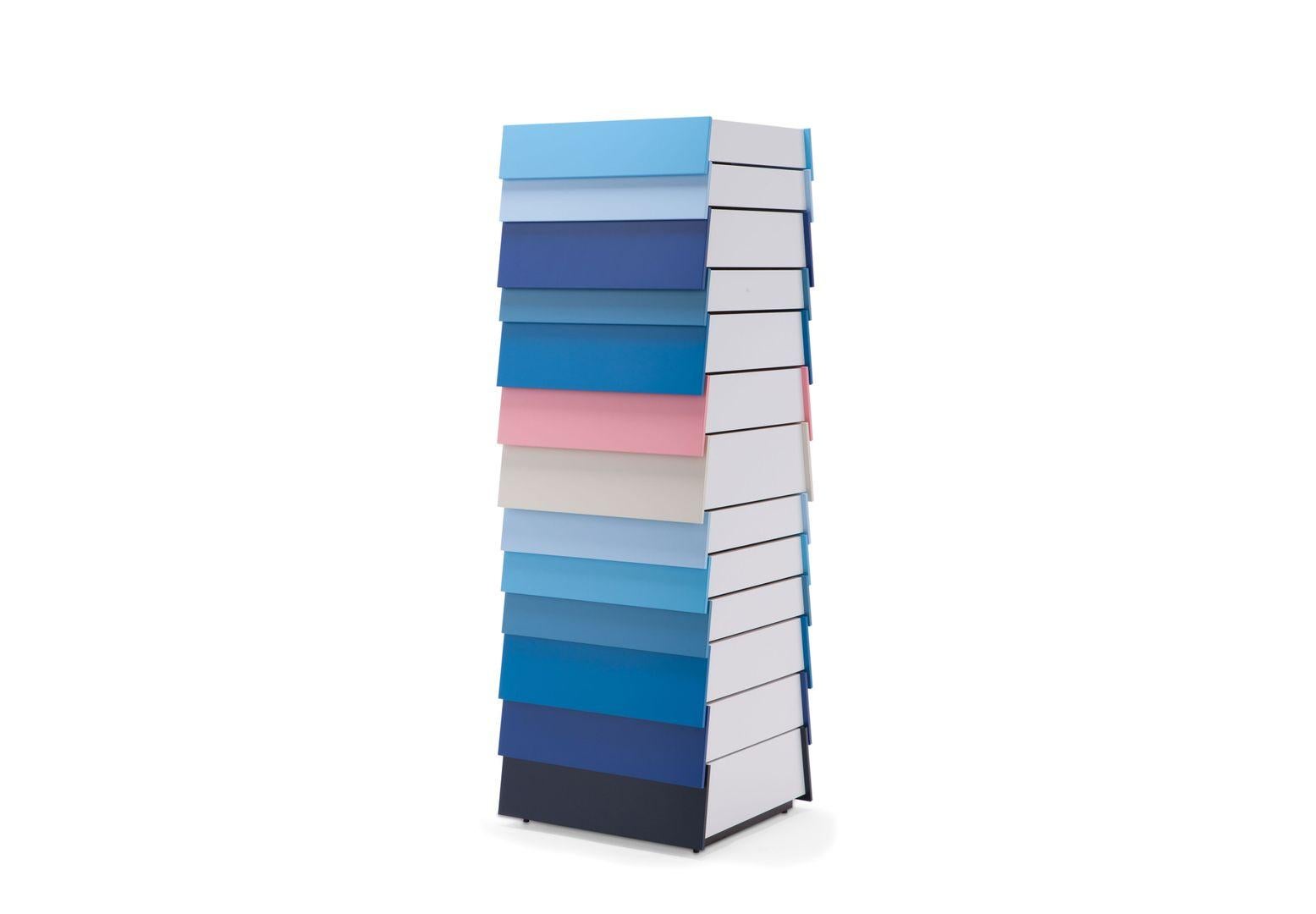 Stack stellt die Konventionen eines traditionellen Schubladenkastens in Frage und besteht aus einzelnen, mehrfarbigen Schubladen, die übereinander zu schweben scheinen und sich in beide Richtungen öffnen, wodurch eine unregelmäßige Komposition