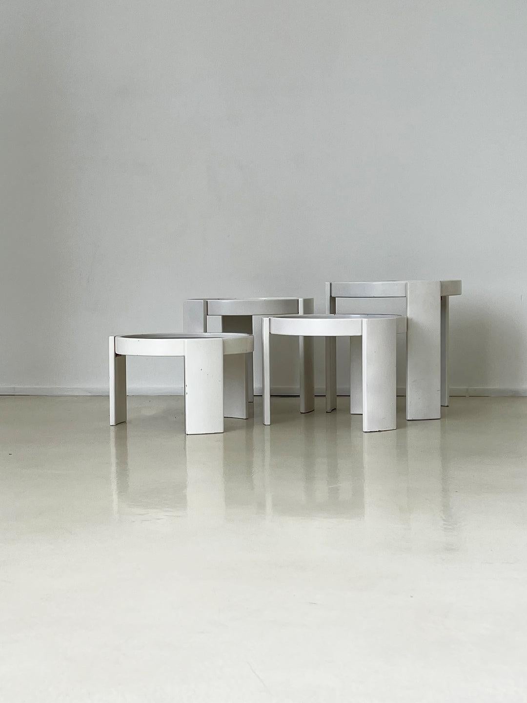 Ensemble de 4 tables blanches des années 1960 