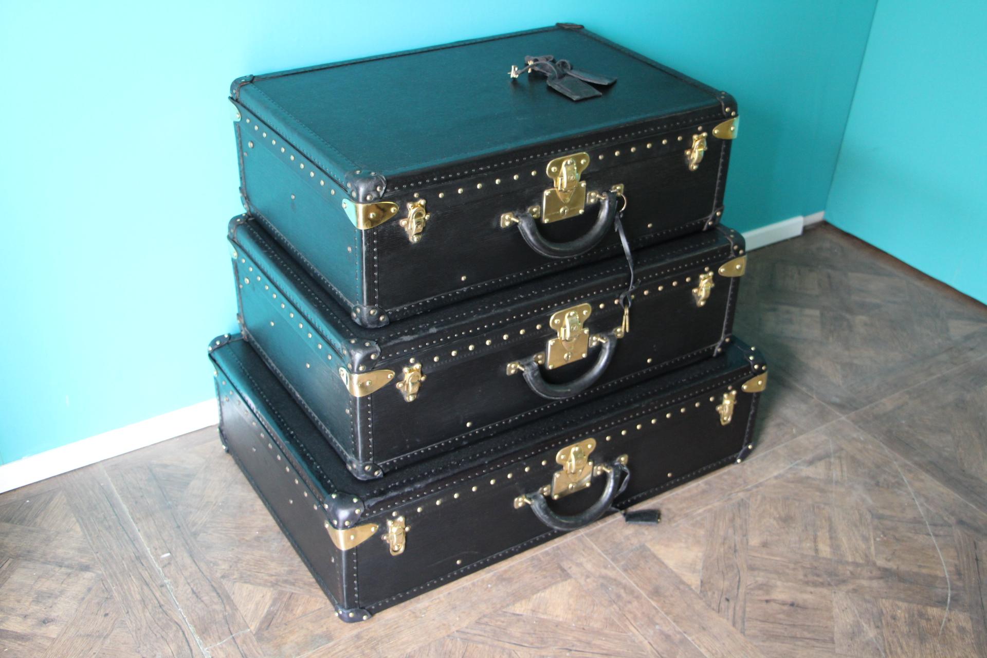 This top of the range stack of 3 black leather Alzer rigid suitcases features black leather trim, all solid brass LV stamped lock, clasps and studs. Large leather handle.
1 matching black epic leather name holder by piece.
Their interiors are in