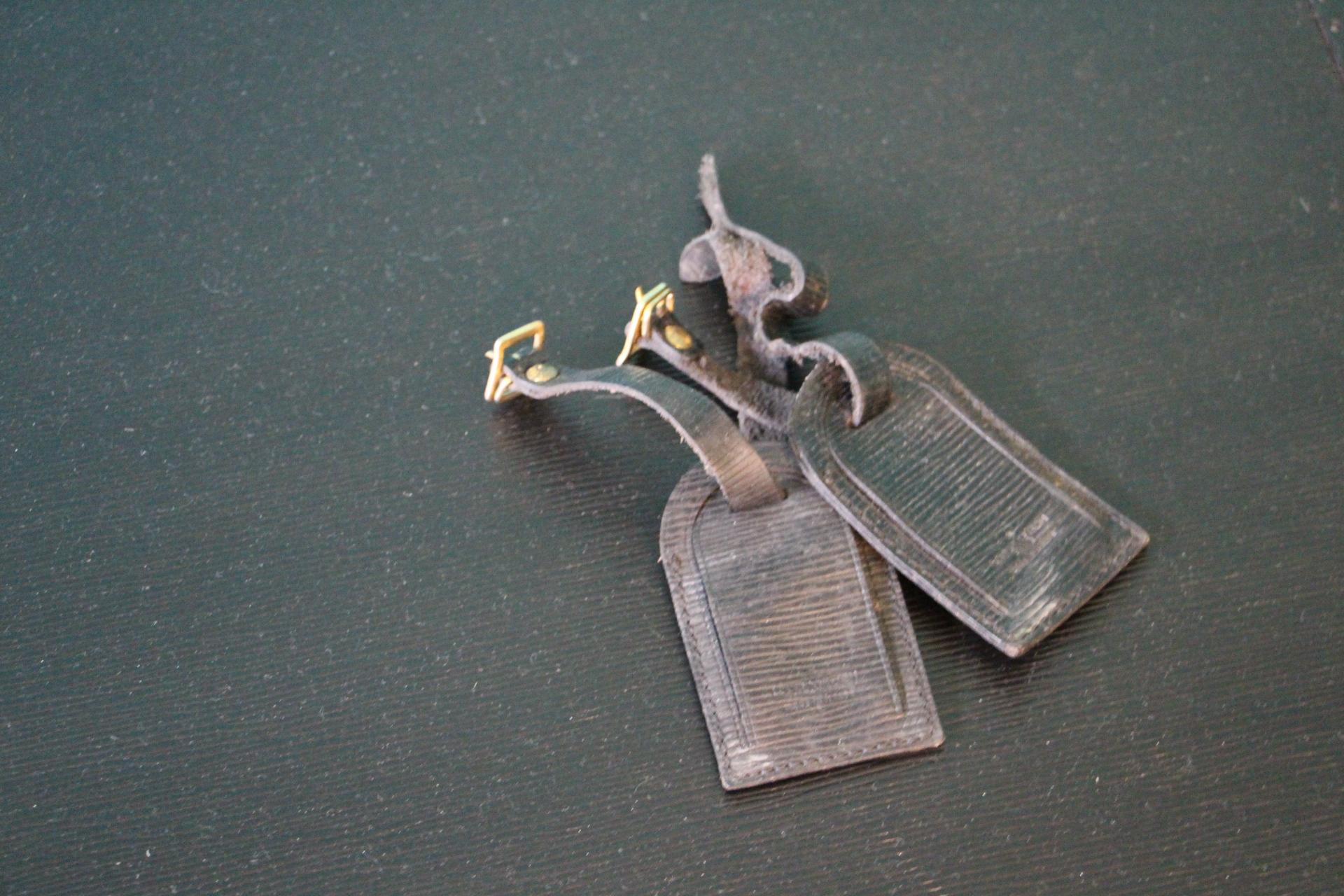 Stapel schwarzer Louis Vuitton Alzer-Koffer, Louis Vuitton-Koffer Louis Vuitton (Messing)
