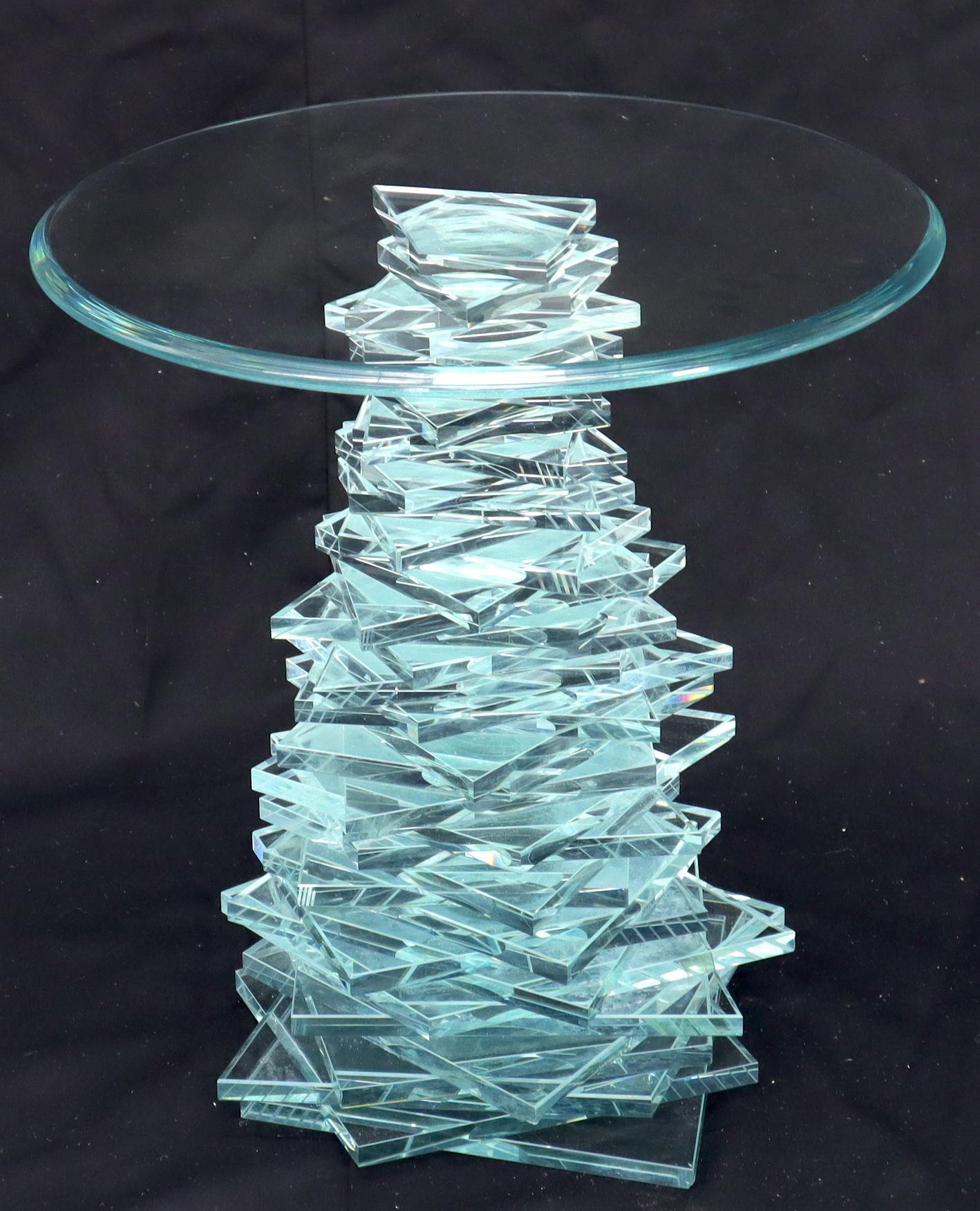 Mid-Century Modern Table basse d'appoint Arts & Crafts avec base en verre taillé et plateau rond en vente