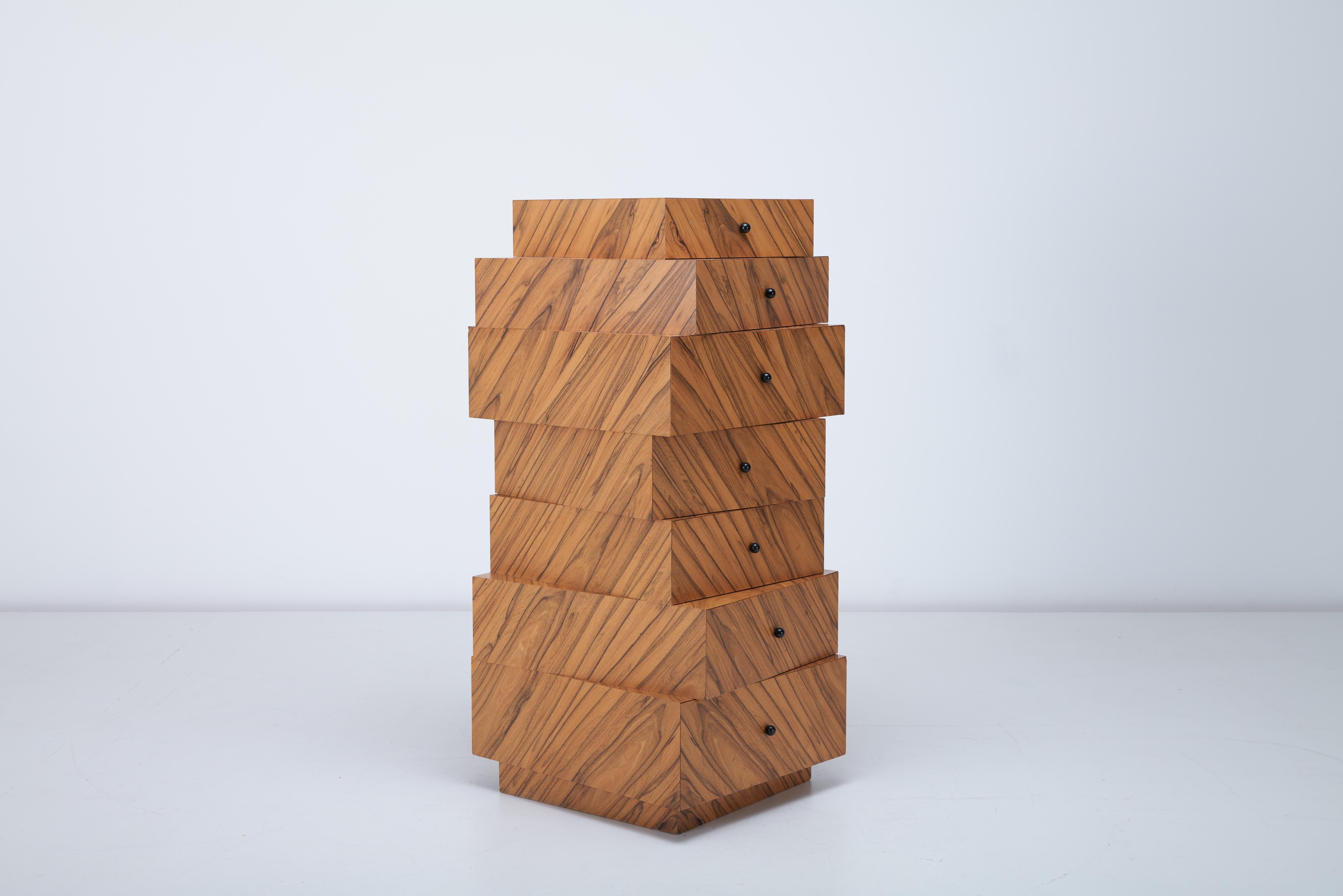 La pila de cajones Susi & Ueli Berger , fabricada por Röthlisberger Kollection, es una fusión magistral de diseño minimalista y artesanía suiza. Producida por la renombrada Colección Röthlisberger, conocida por sus muebles de alta calidad y
